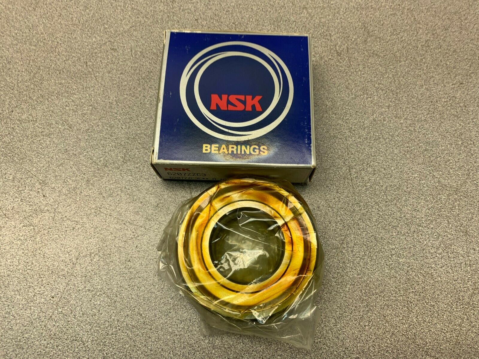 NEW IN BOX NSK BEARING 6207ZZC3