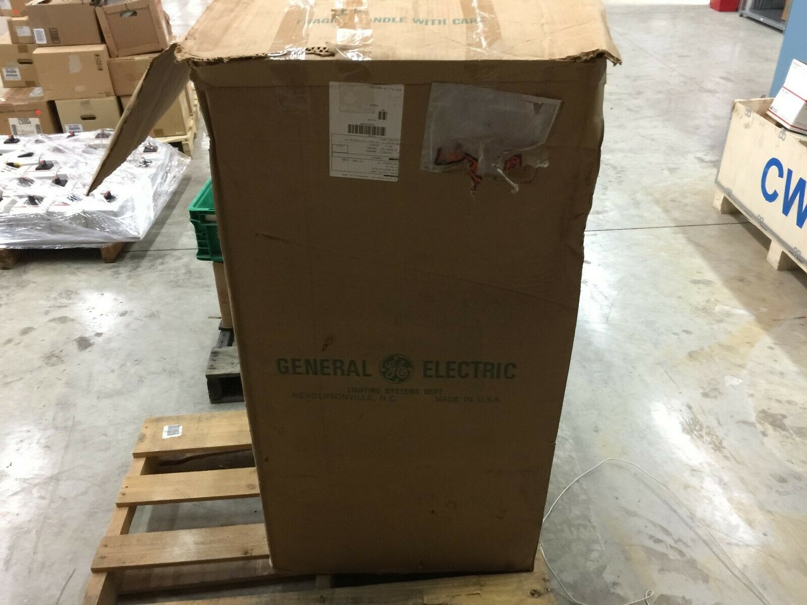 NEW IN BOX OF 4 GE DURAGLOW 22" DG-O7V2