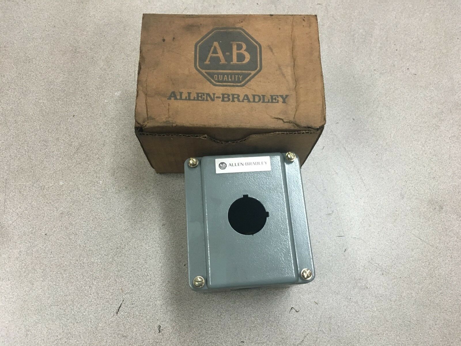 NEW IN BOX ALLEN-BRADLEY SELECTOR SWITCH STATION 800R-R3TA SERIES T