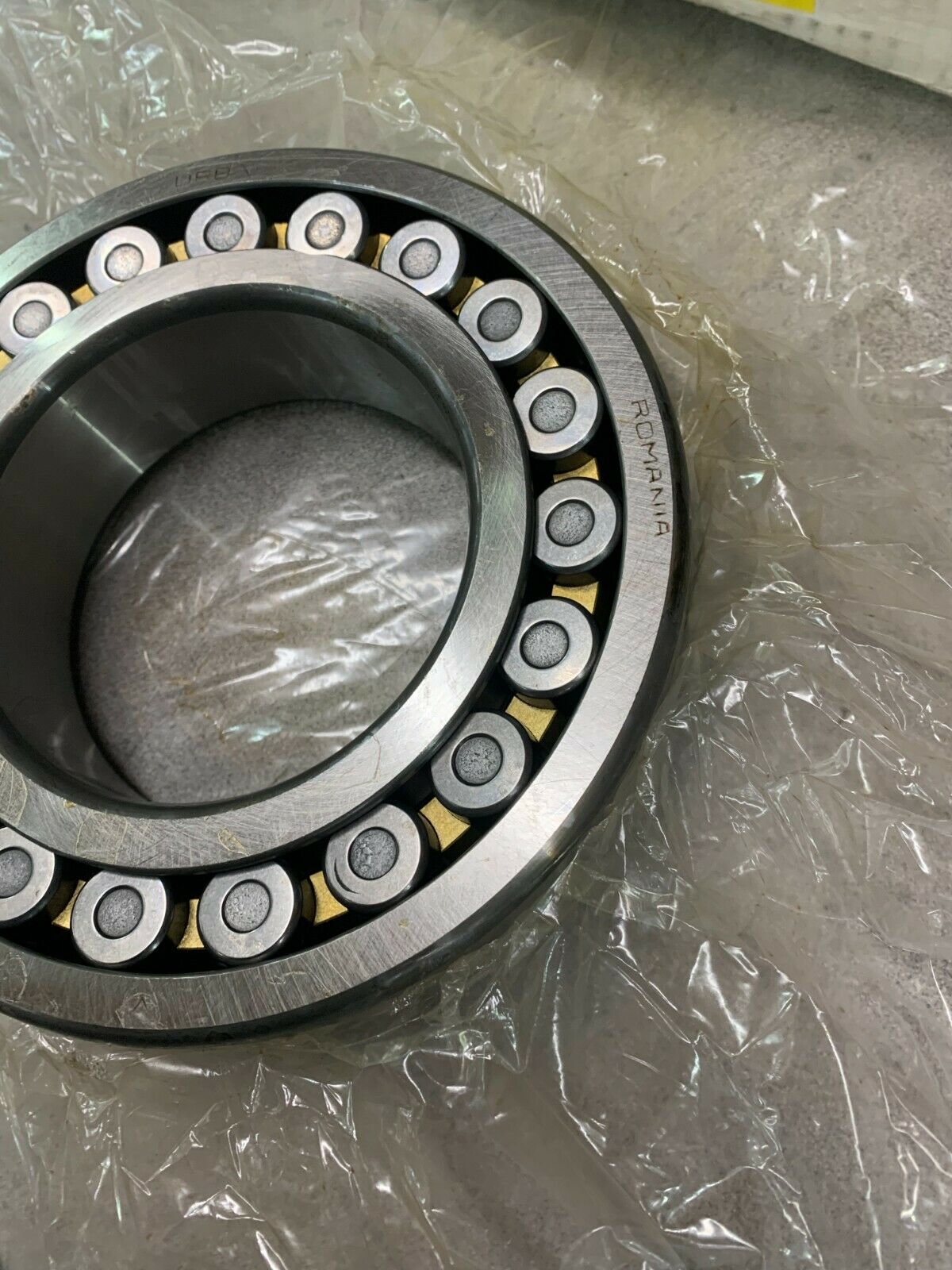 NEW IN BOX URB SPHERICAL ROLLER BEARING 22220 MBKW33C3