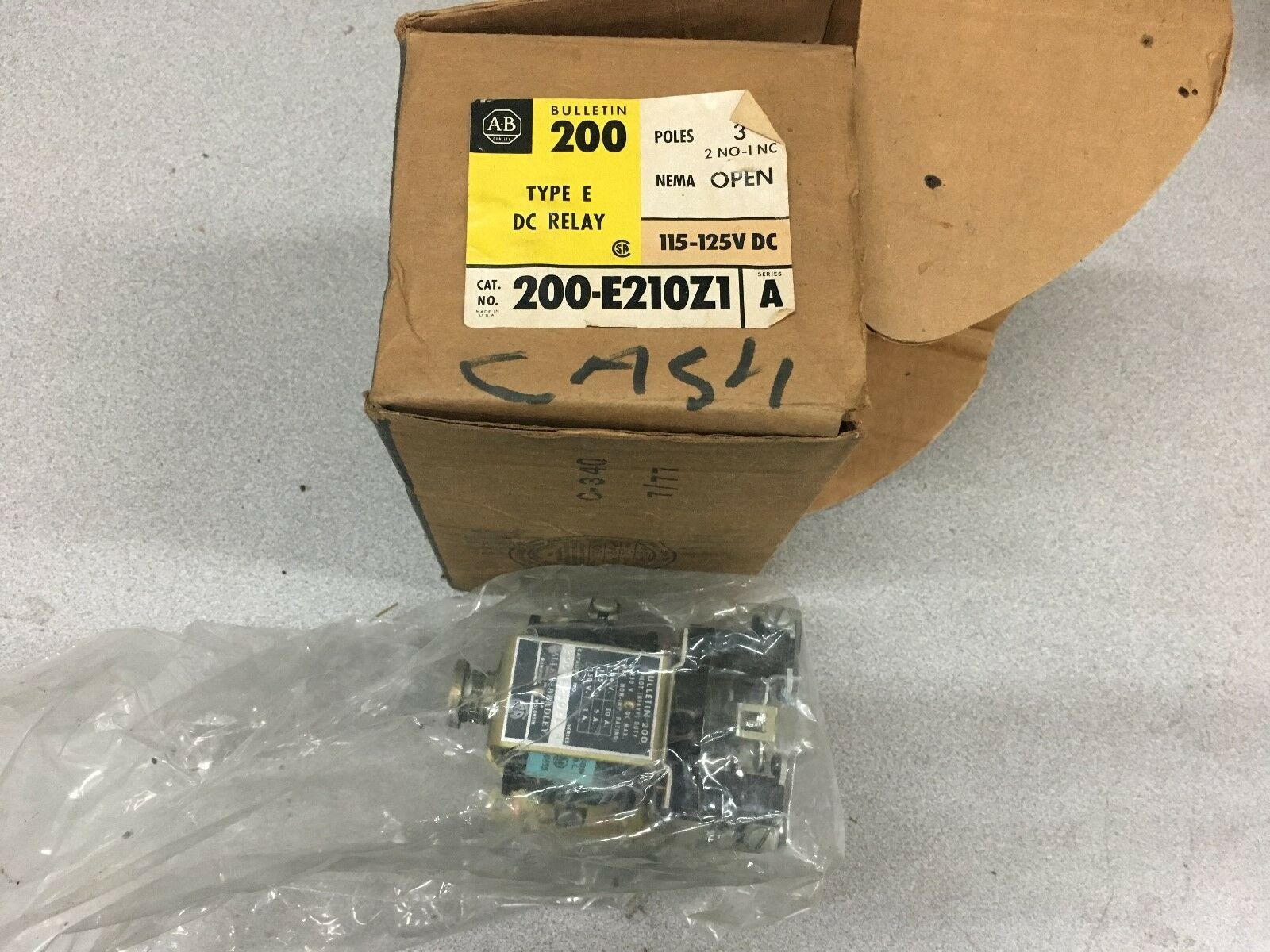 NEW IN BOX ALLEN BRADLEY RELAY 200-E210Z1 SERIES A