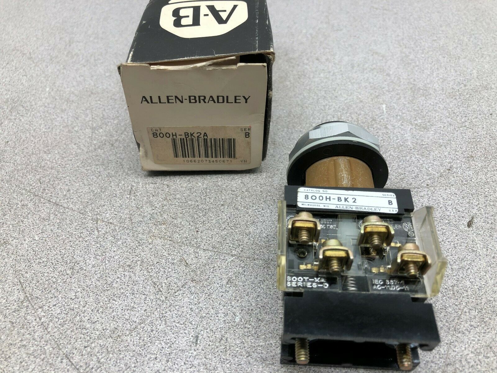 NEW IN BOX ALLEN BRADLEY BLACK PUSH BUTTON 800H-BK2A