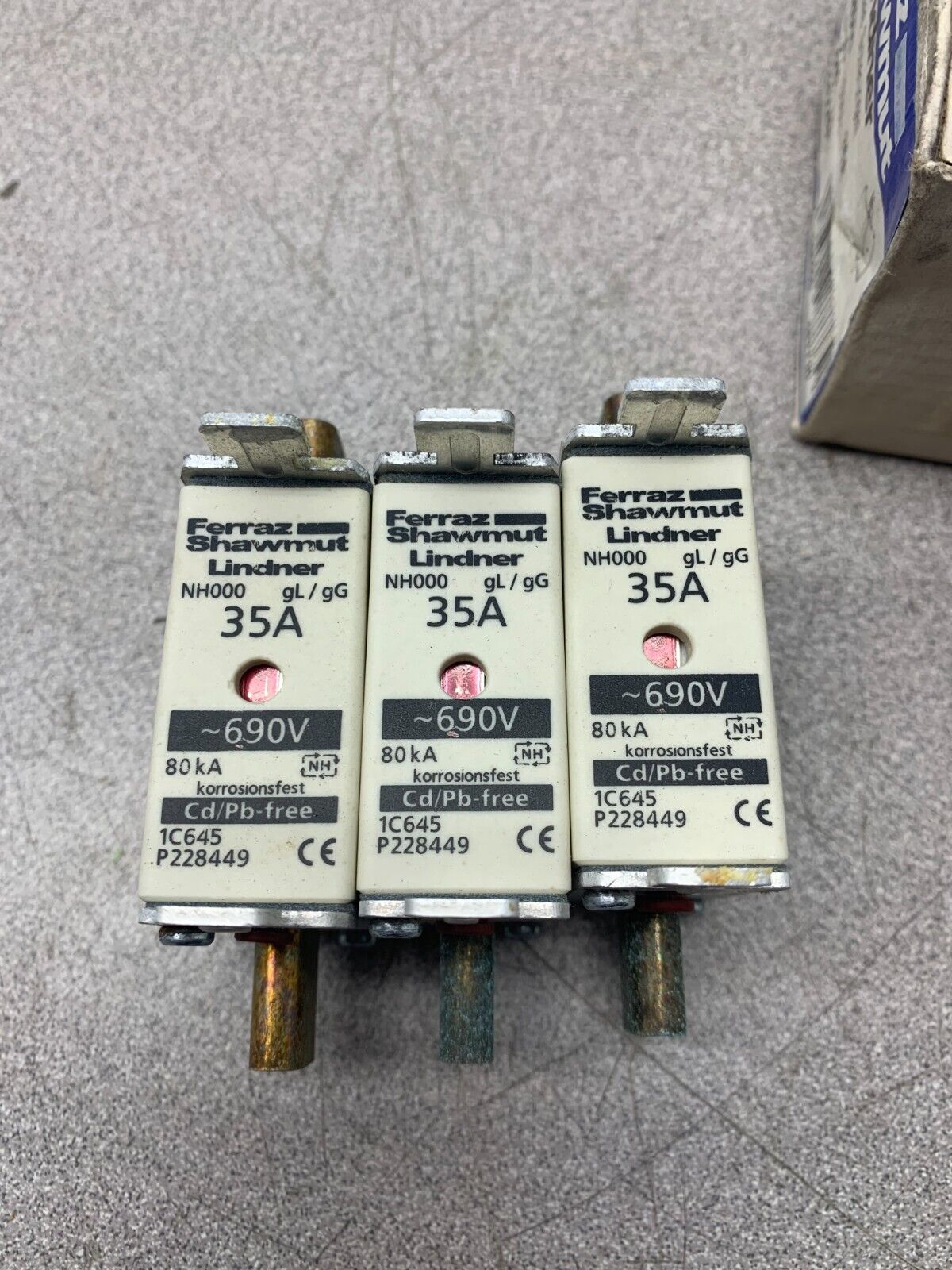 NEW BOX OF 3 FERRAZ SHAWMUT LINDER 35AMP FUSES NH000 35A 690V.