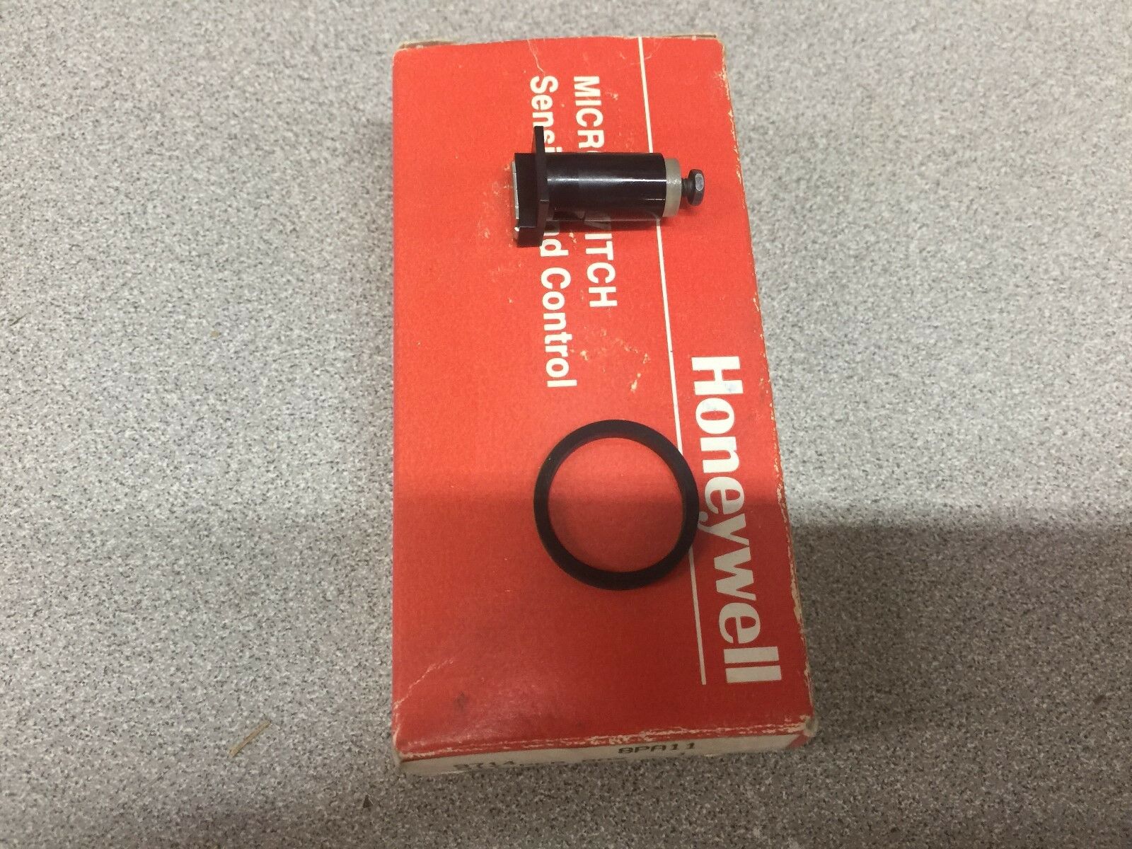 NEW IN BOX HONEYWELL OIL TIGHT LIMIT SWITCH 8PA11