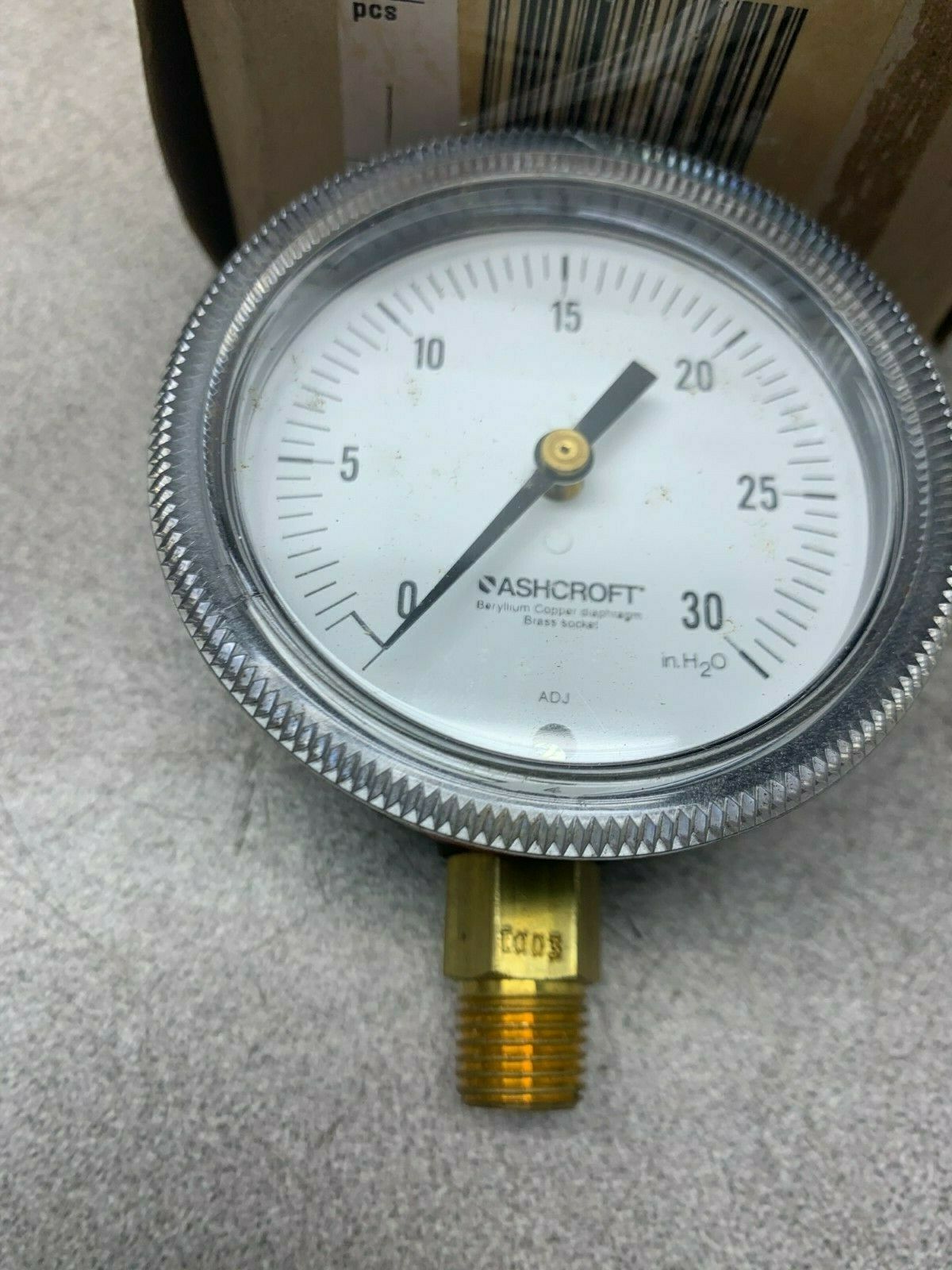 NEW IN BOX ASHCROFT 2C639 PRESSURE GAUGE 25 1490A 02L 30IW