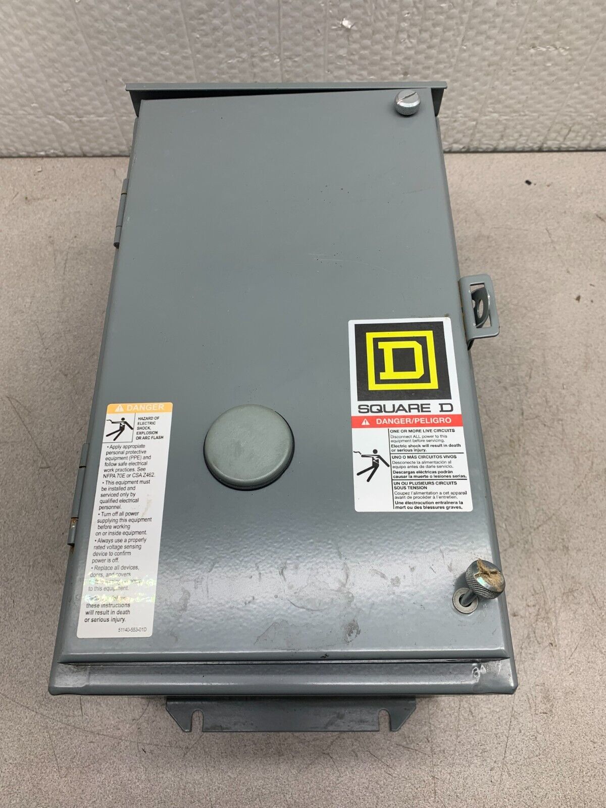 NEW NO BOX SQUARE D LIGHTING CONTACTOR WITH ENCLOSURE 8903LA1200V02 SERIES D