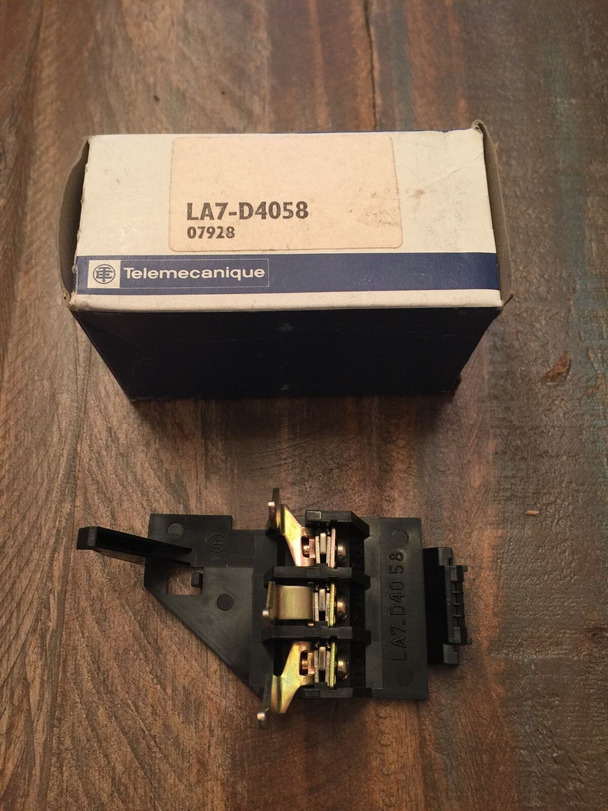 NEW IN BOX TELEMECANIQUE TERMINAL ADAPTER LA7-D4058