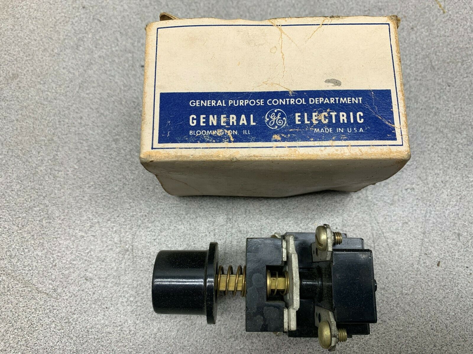 NEW IN BOX GE PUSHBUTTON STATION 226024G005