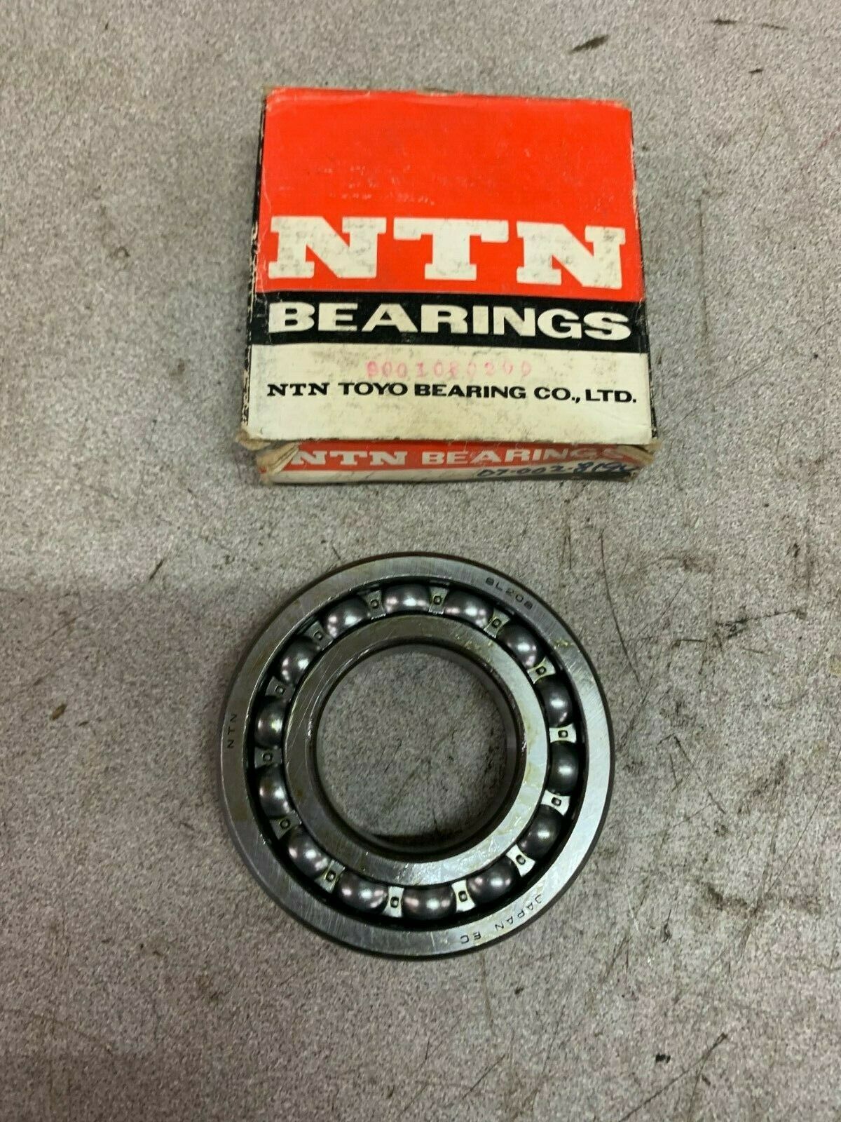 NEW IN BOX NTN ROLLER BEARING 8L208