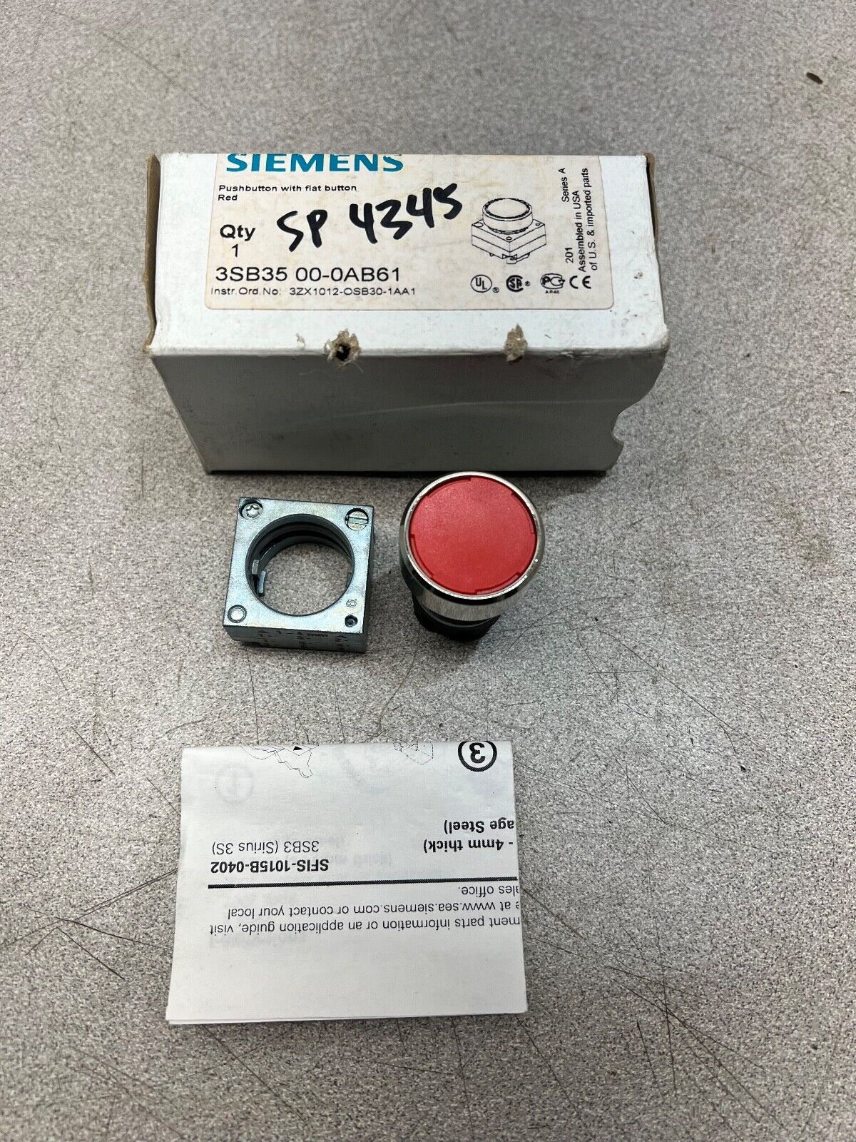 NEW IN BOX SIEMENS RED PUSHBUTTON WITH FLAT BUTTON 3SB35 00-0AB61