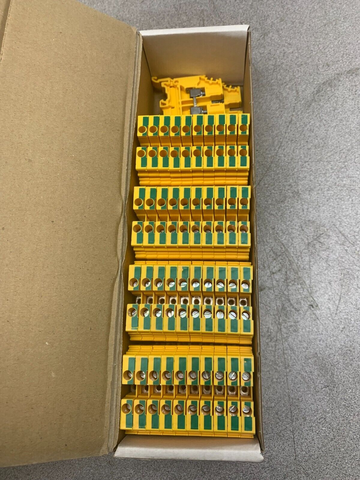 NEW BOX OF 42 ENTRELEC M4/6.PI TERMINAL BLOCKS 1SNA165275R0000