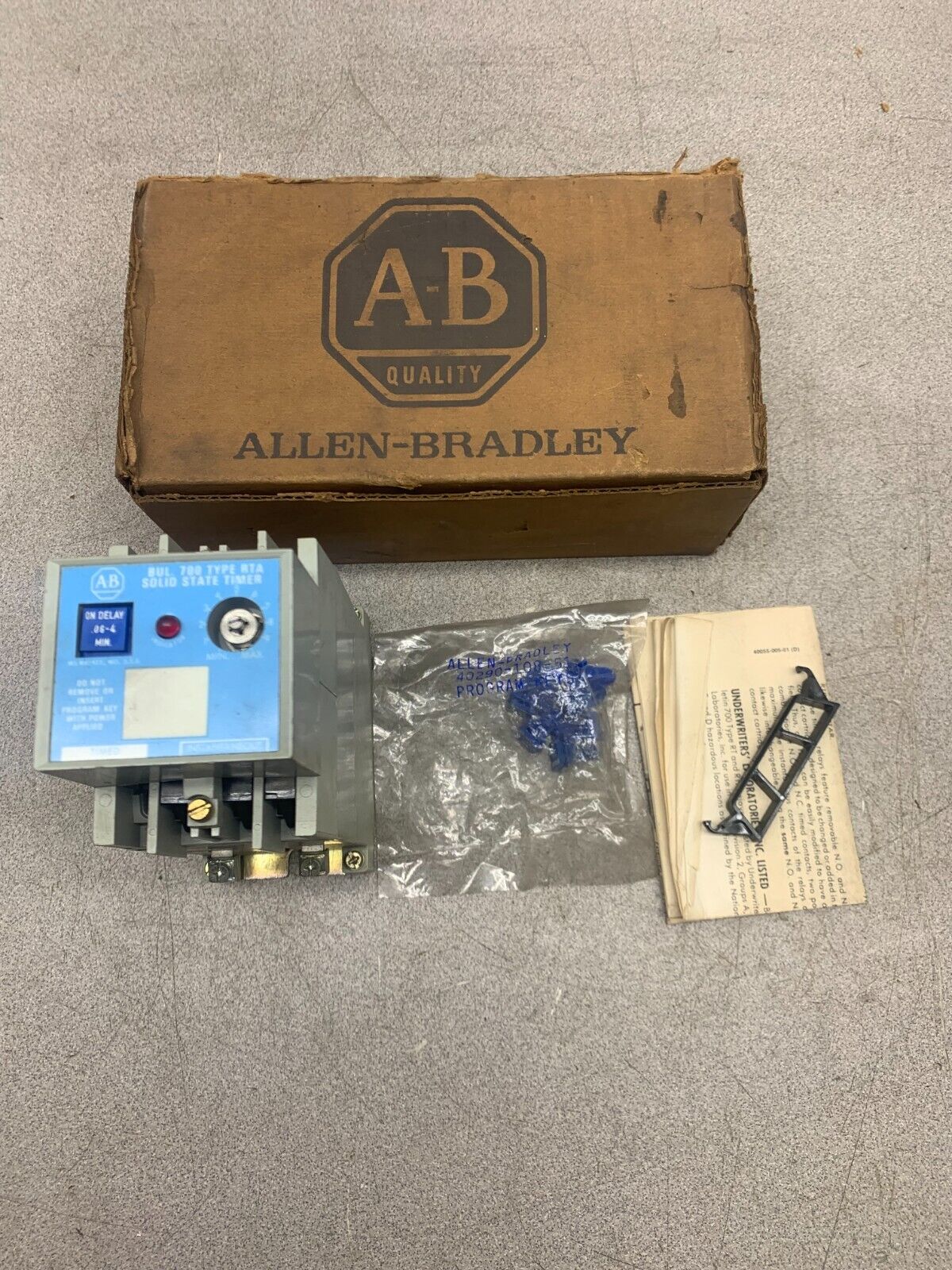 NEW IN BOX ALLEN-BRADLEY SOLID STATE TIMING RELAY 700-RTA00V000A1 SERIES B