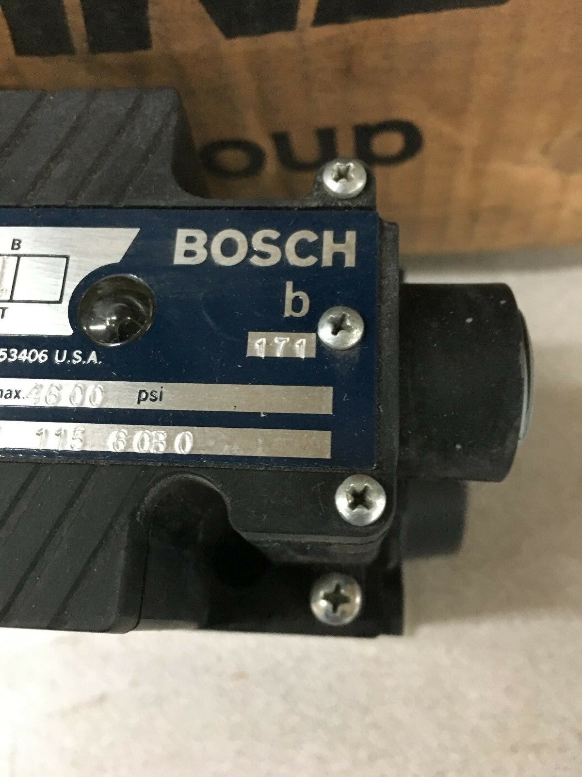 NEW IN BOX BOSCH HYDRAULIC VALVE 0810002033 RACINE 0810WV10P1V127KL 1