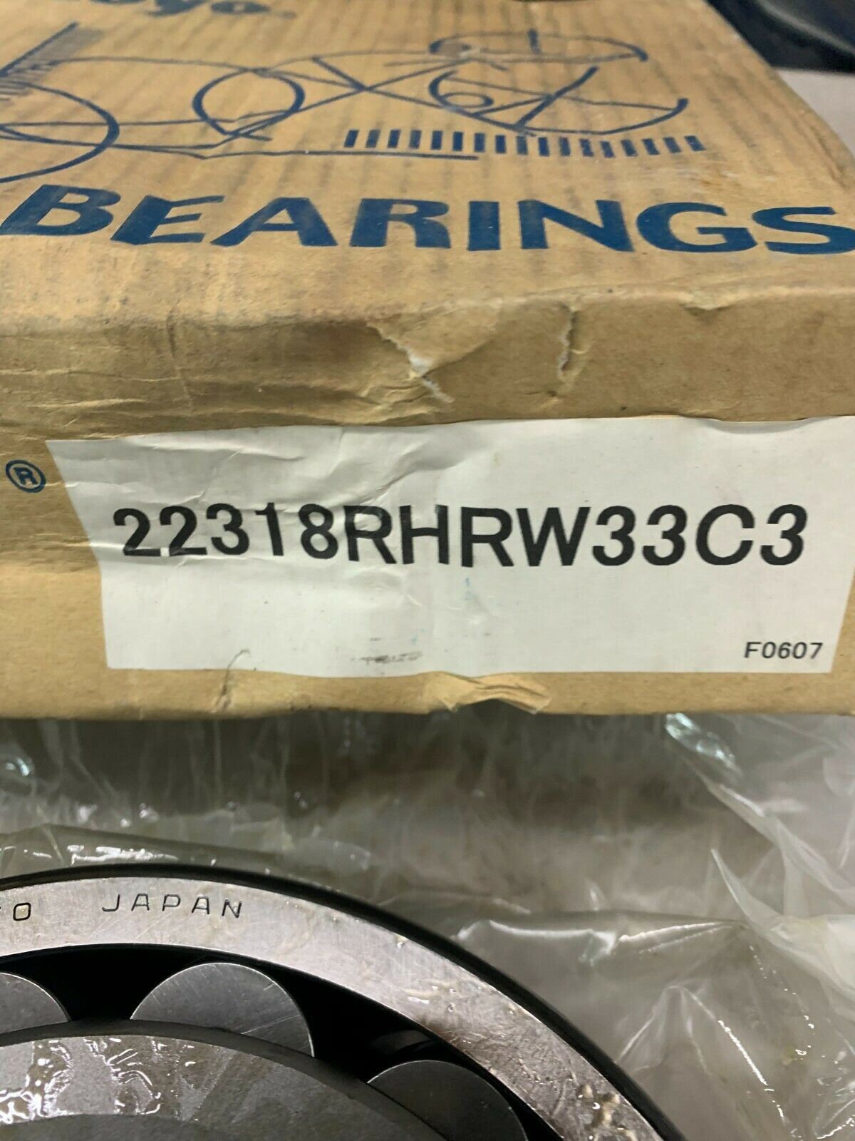 NEW IN BOX KOYO SPHERICAL ROLLER BEARING STRAIGHT BORE 22318RHRW33C3