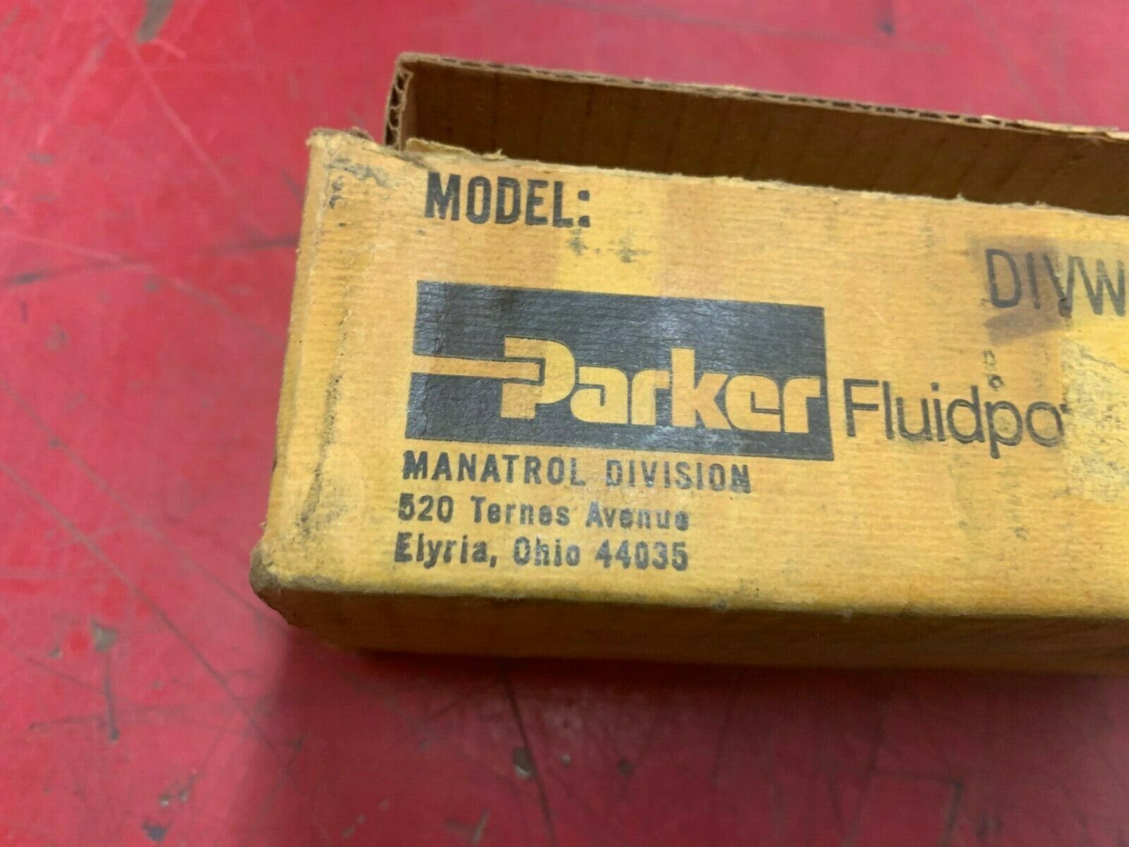 NEW IN BOX PARKER HYDRAULIC CONTROL VALVE D1VW2C4VY 31