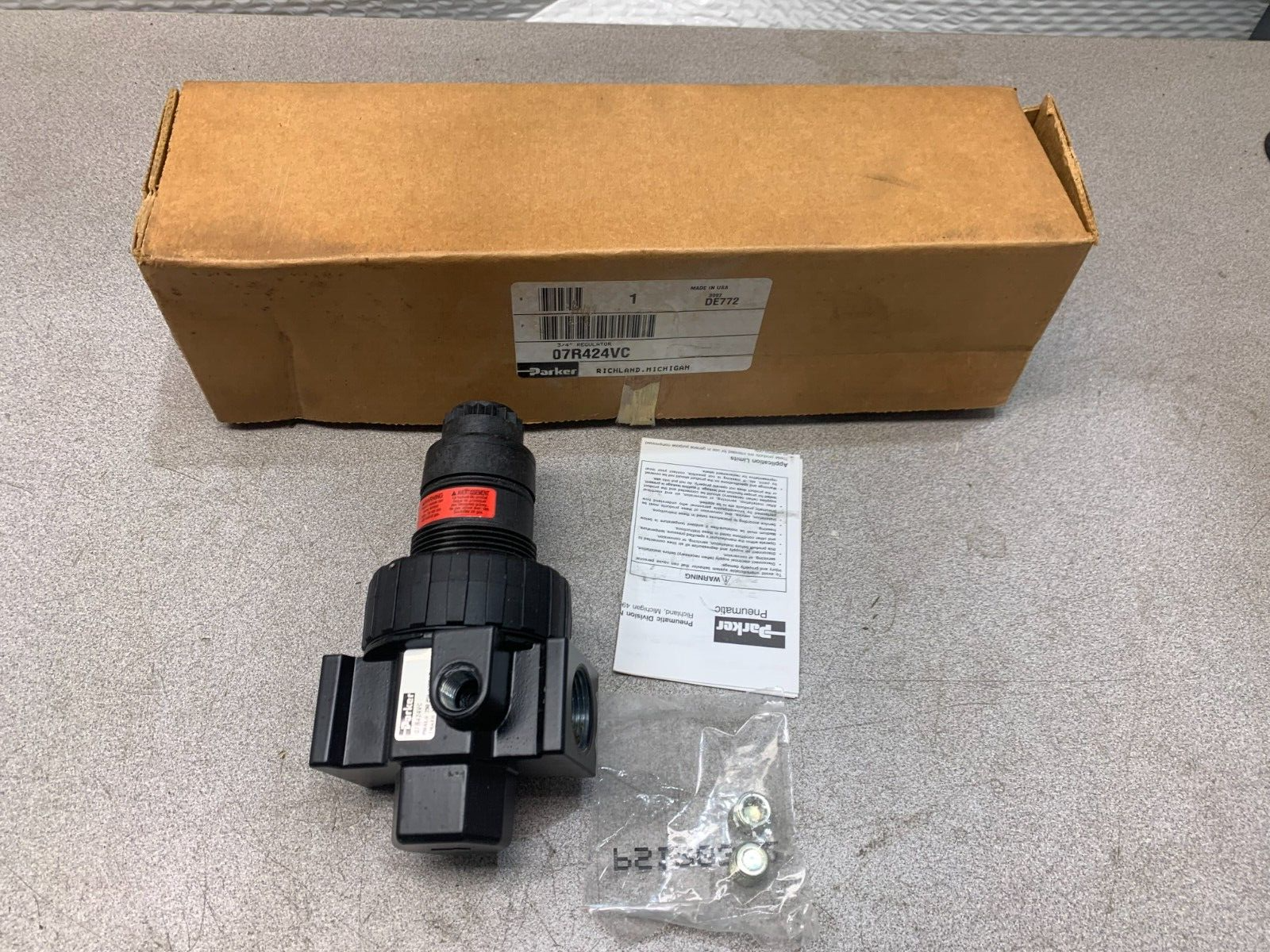 NEW IN BOX PARKER PNEUMATIC 3/4" FILTER 07R424VC