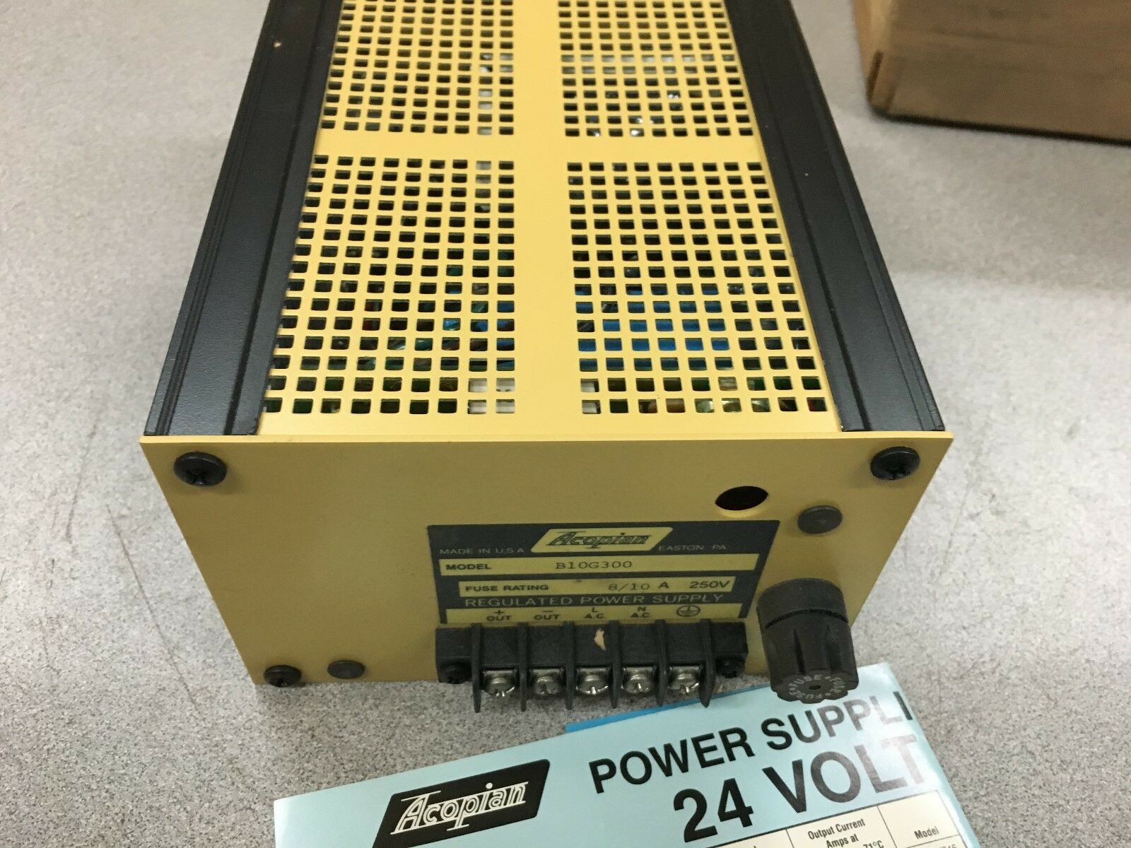 NEW IN BOX ACOPIAN REGULATED POWER SUPPLY B10G300