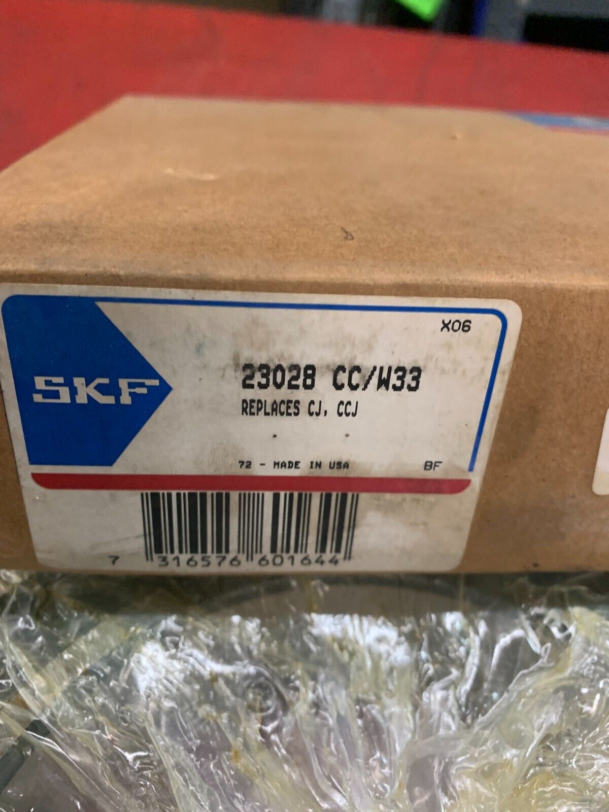 NEW IN BOX SKF 23028CCW33 SPHERICAL ROLLER BEARING 23028 CC/W33