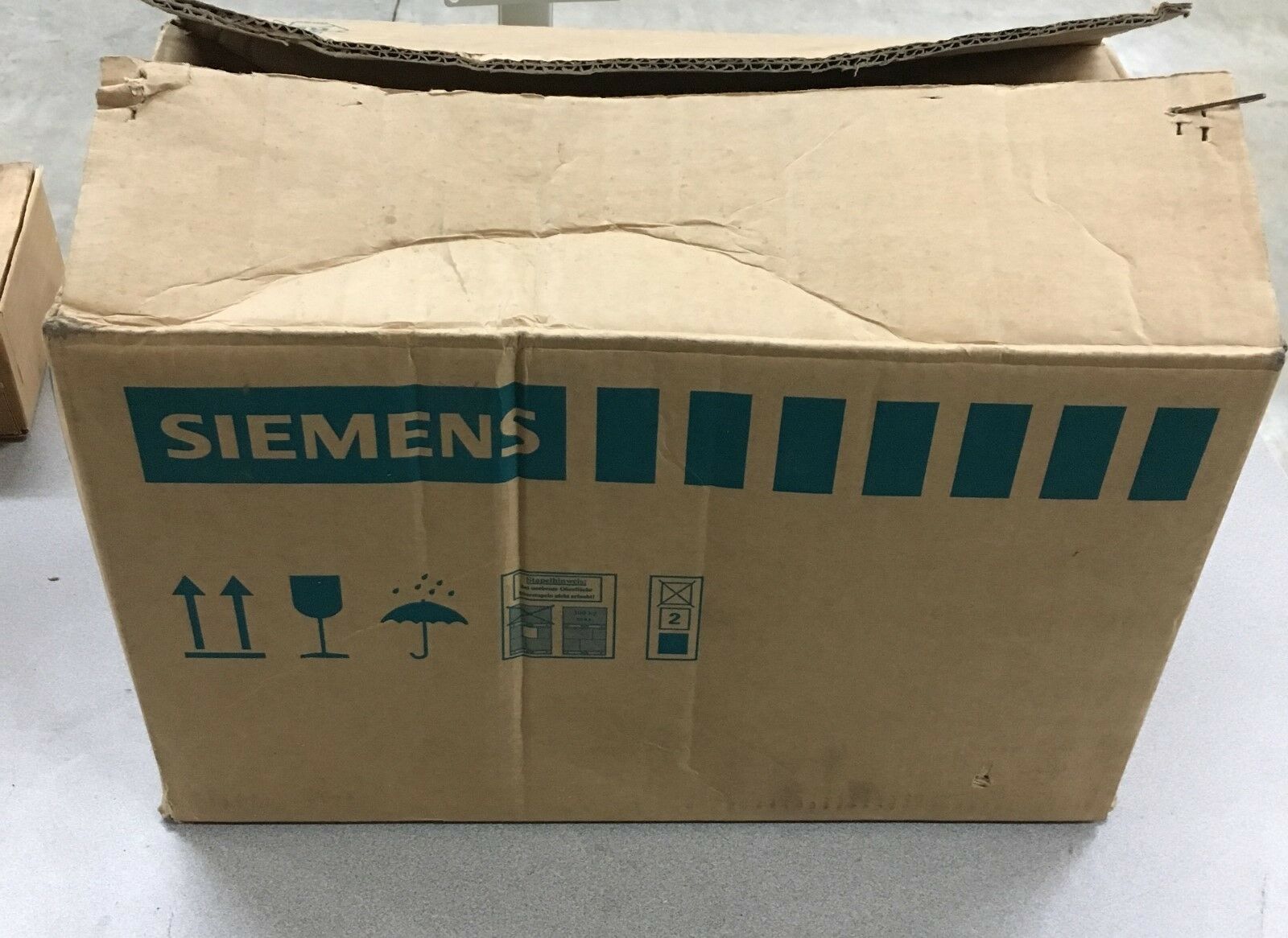 NEW IN BOX SIEMENS SERVO MOTOR 1FT7034-1AK71-1DG1