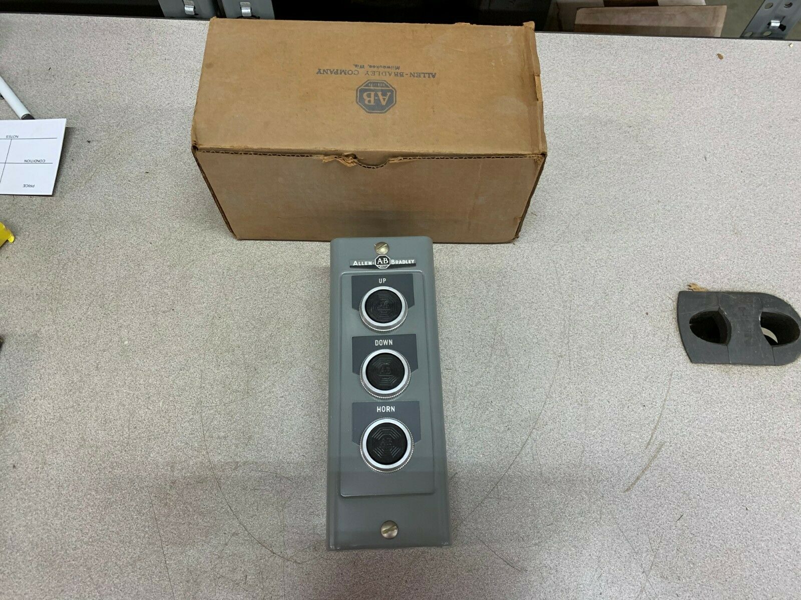 NEW IN BOX ALLEN-BRALDEY HEAVY DUTY PUSH BUTTON STATION 800H-3HW29162