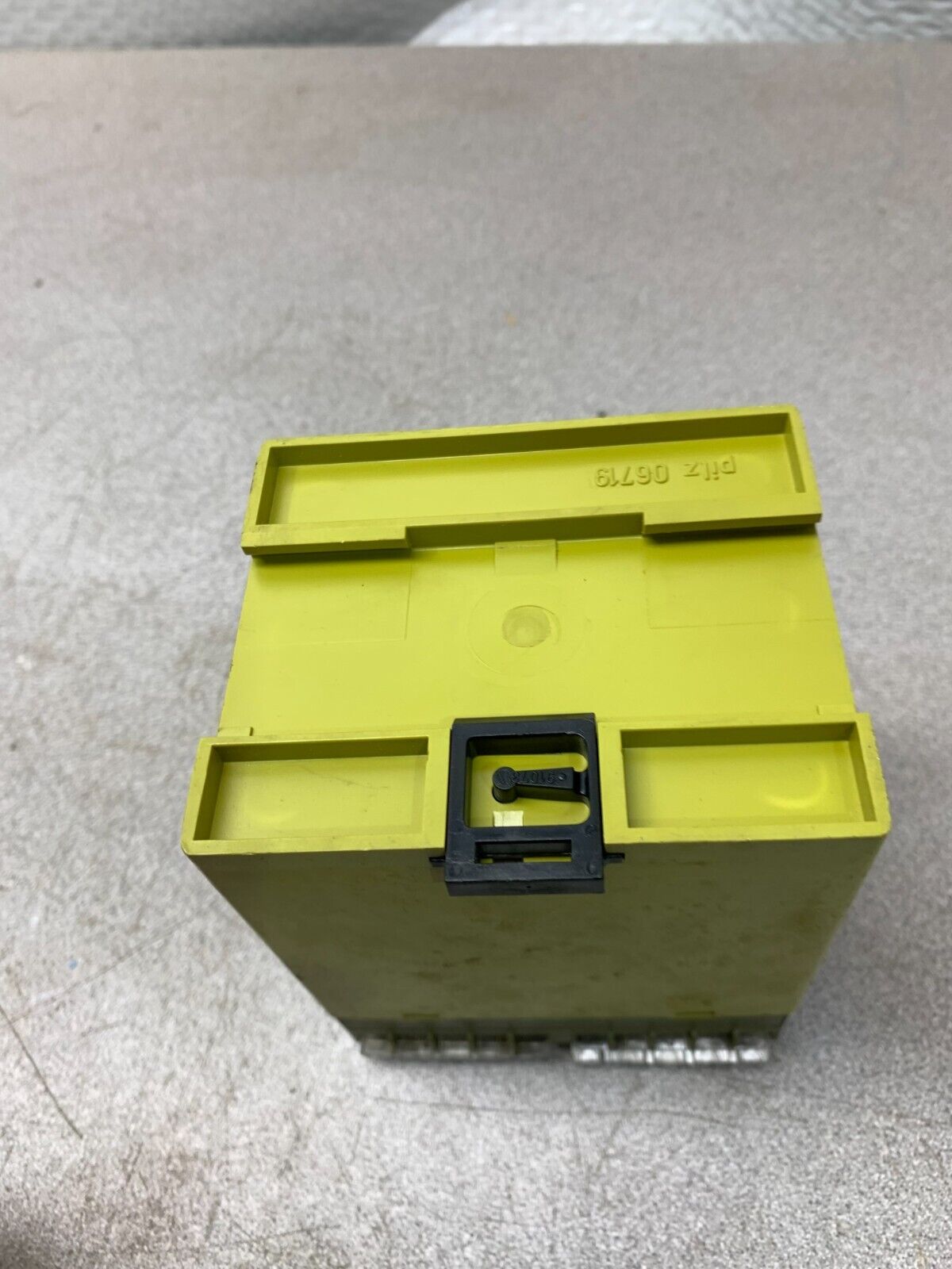 USED PILZ PZE 5 SAFETY RELAY PZE/5 24VDC 4S 1O