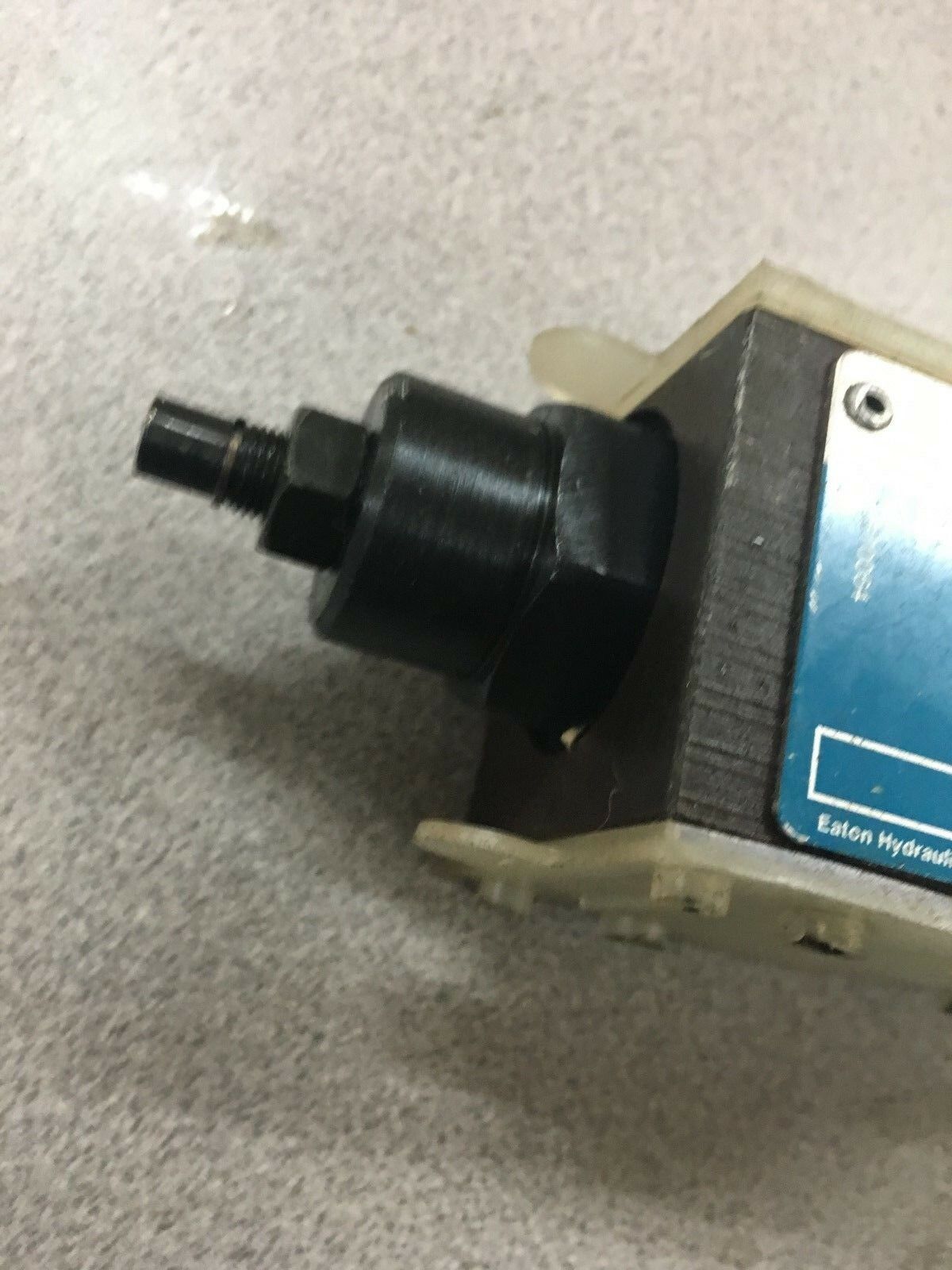 NEW NO BOX VICKERS HYDRAULIC VALVE NNYYC-3-10D2