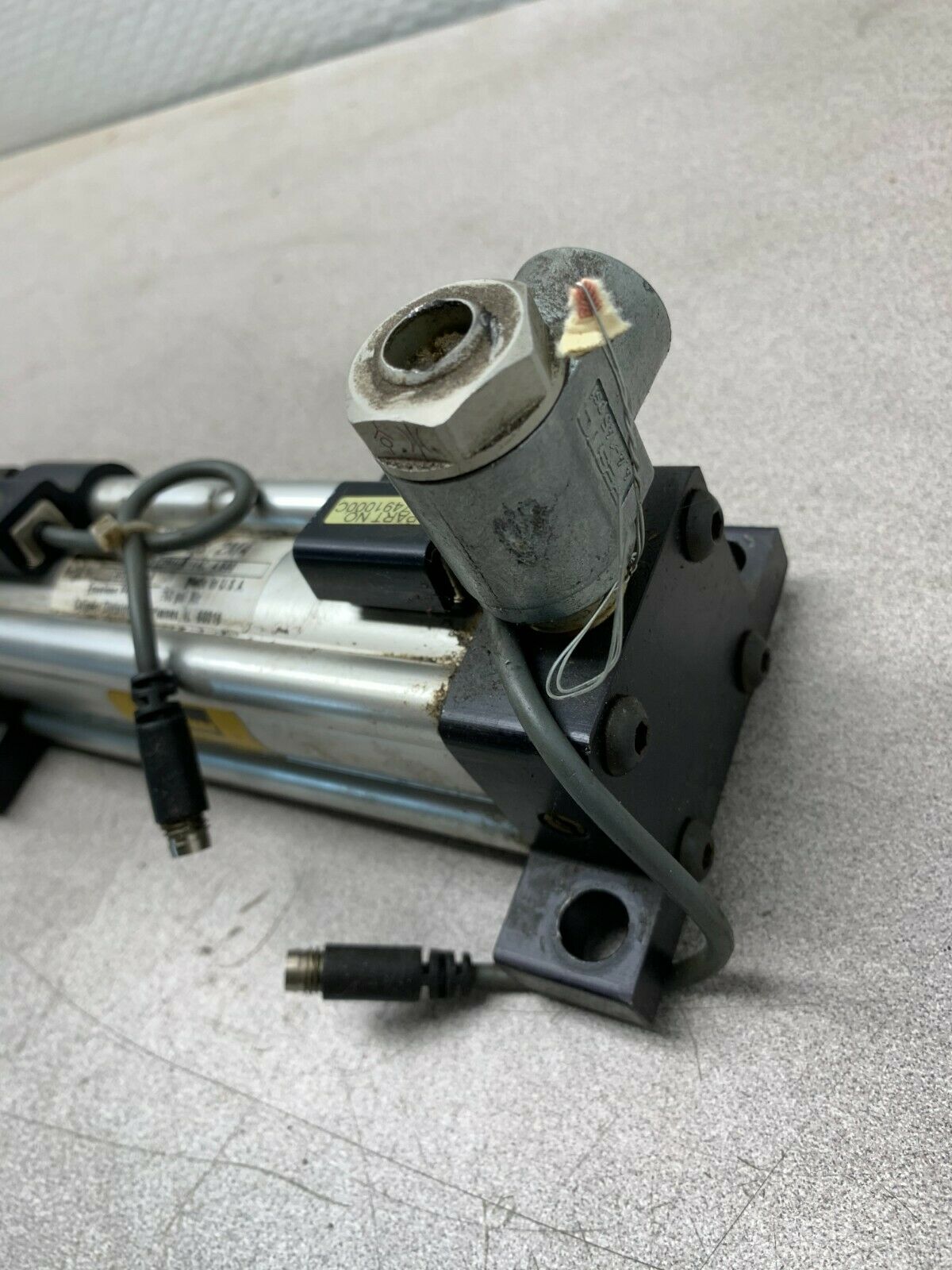 USED PARKER PNEUMATIC CYLINDER 01.50 C2MAUS19AC 4.500