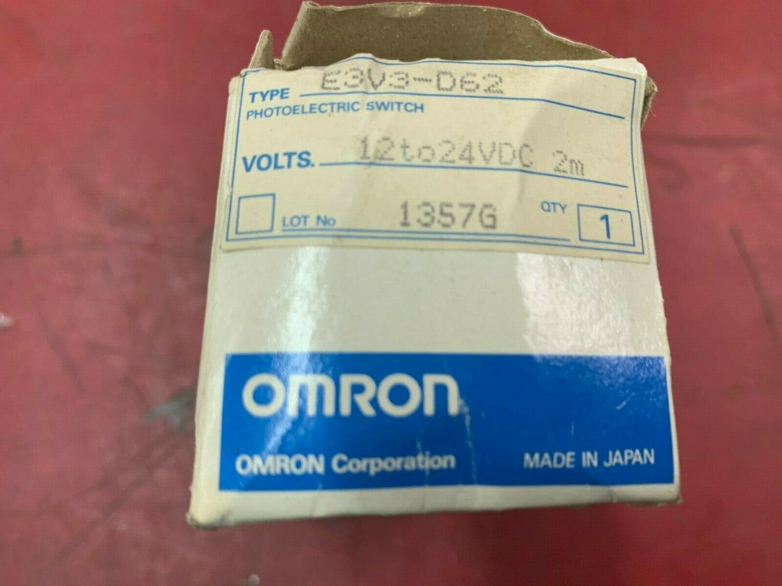 NEW IN BOX OMRON PHOTOELECTRIC SWITCH E3V3-D62