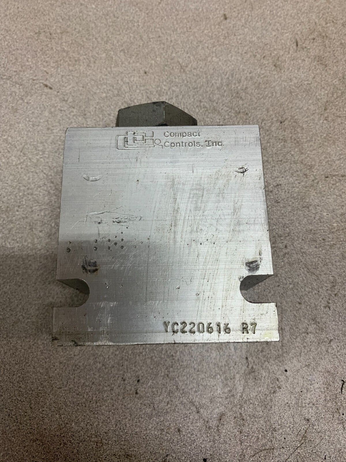 NEW NO BOX COMPACT CONTROLS HYDRAULIC MANIFOLD YC220616 R7