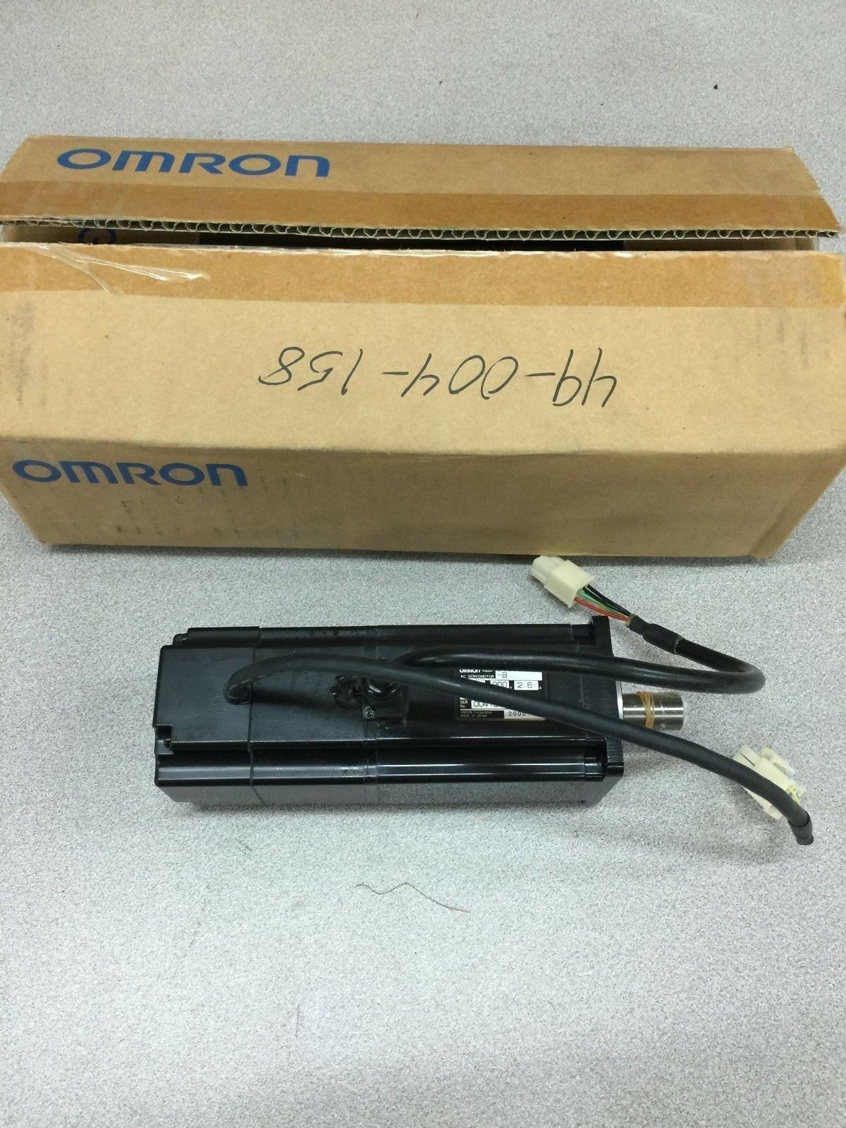 NEW IN BOX OMRON AC SERVO MOTOR R88M-U40030HA-B