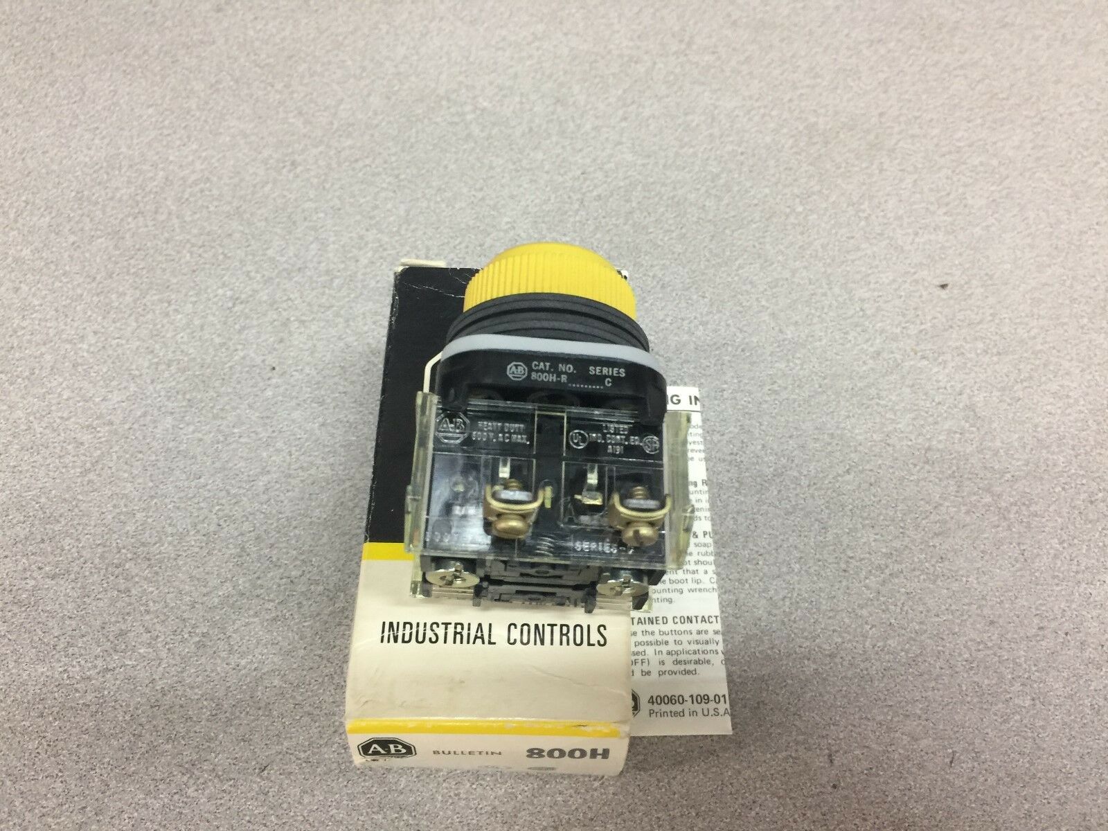 NEW IN BOX ALLEN BRADLEY PUSH BUTTON 800-R9A2