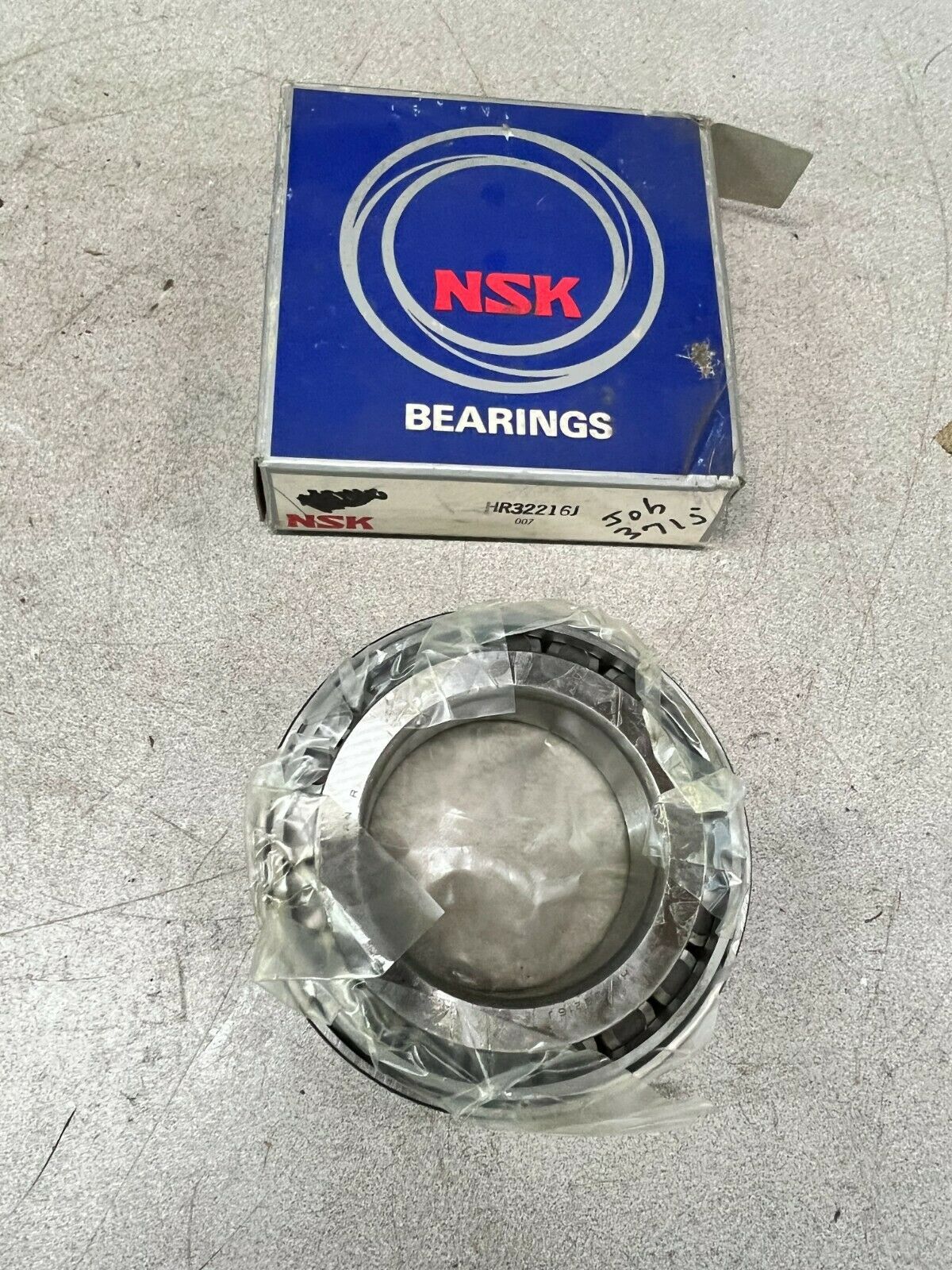 NEW IN BOX NSK ROLLER BEARING WITH RACE HR32216J