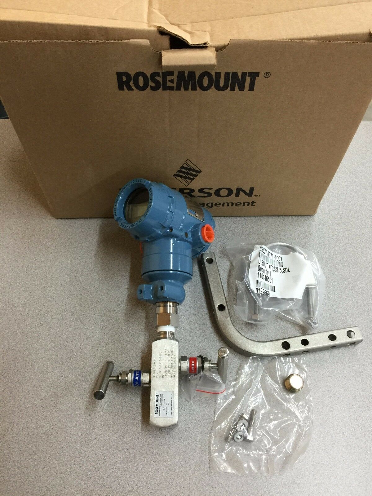 NEW IN BOX ROSEMOUNT TRANSMITTER 2051TG1A2B21AS5B4E5M5 WITH 0306RT22BA11