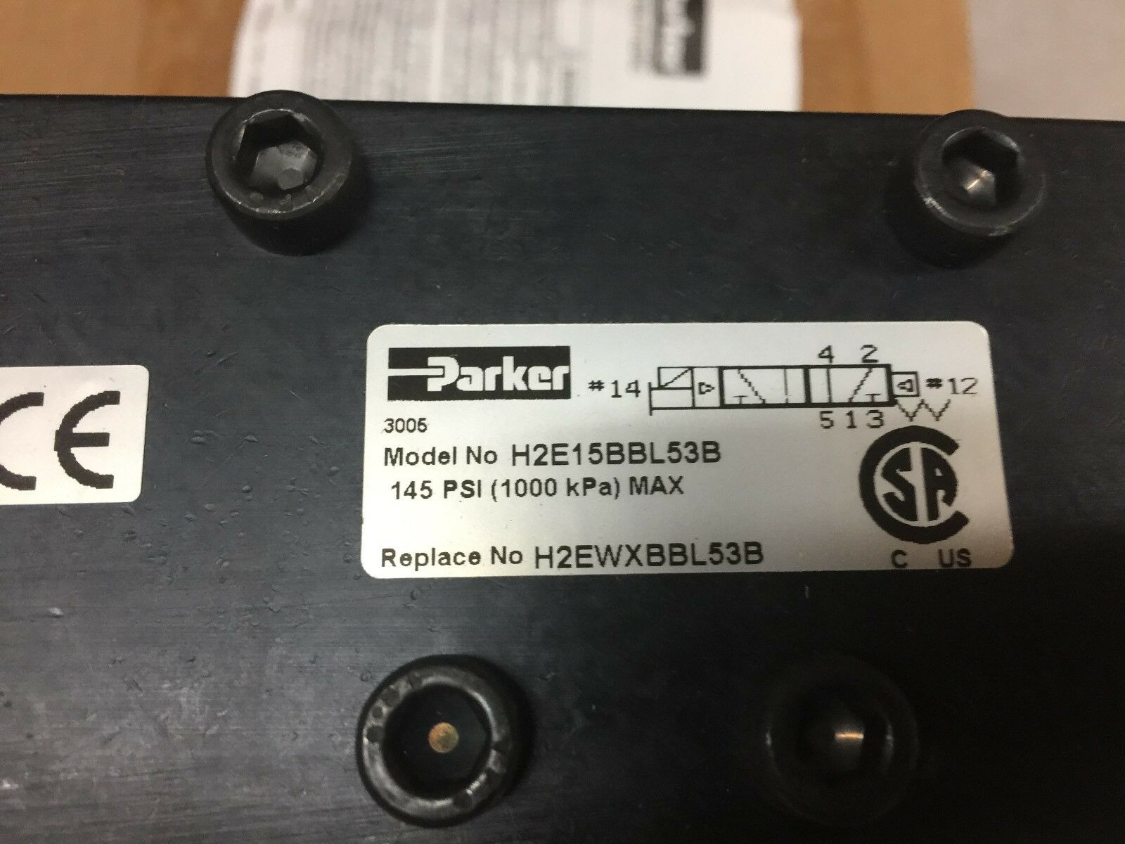 NEW IN BOX PARKER SOLENOID VALVE AND BASE H2E15BBL53B