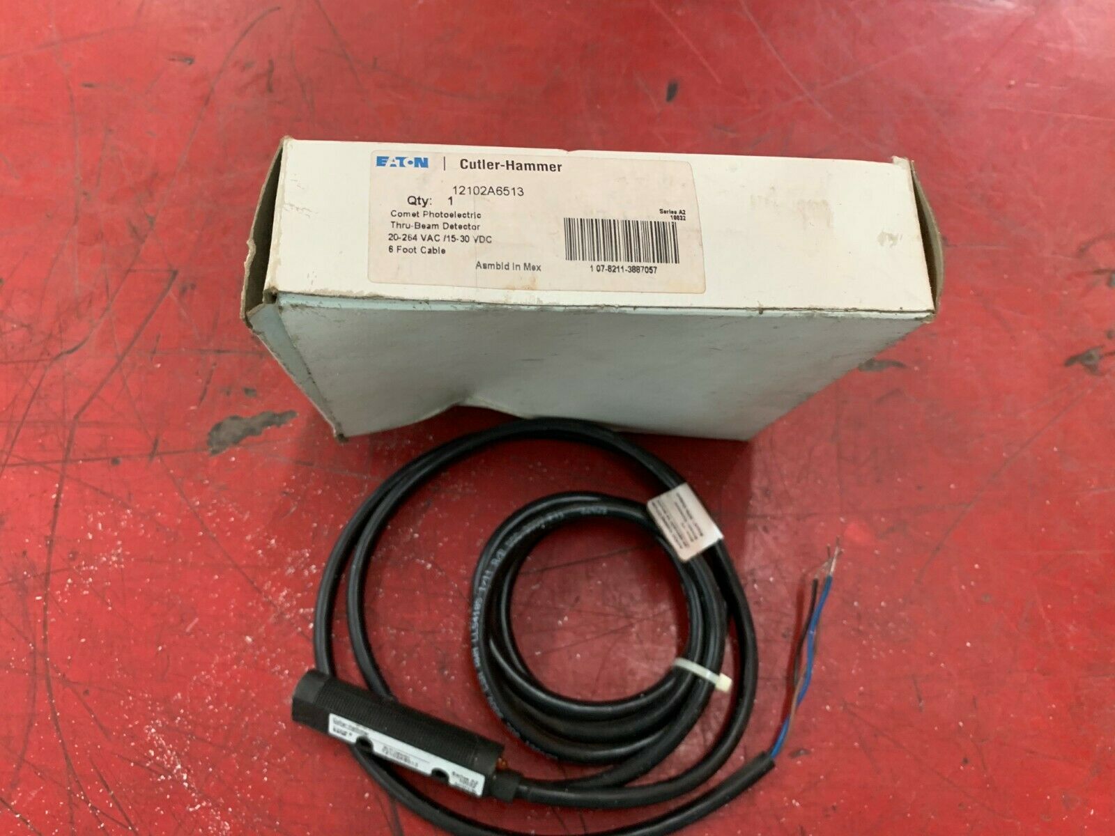 NEW IN BOX CUTLER HAMMER COMET PHOTOELECTRIC SENSOR 12102A6513