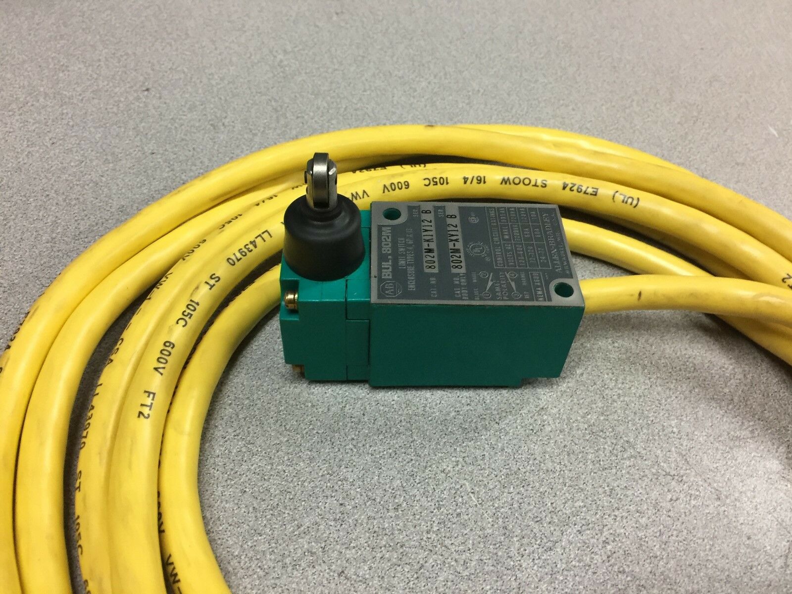 NEW NO BOX ALLEN BRADLEY LIMIT SWITCH WITH CORDSET 802M-K1Y12 B / 802M-KIX B