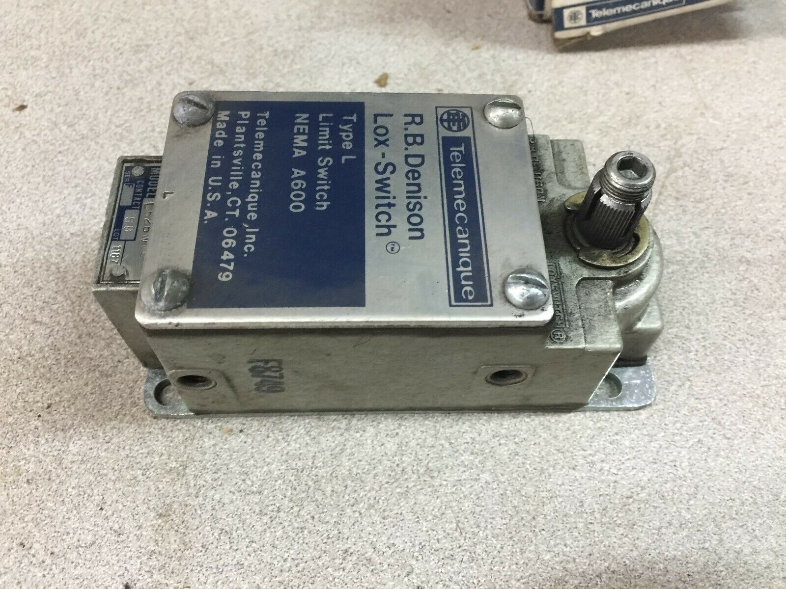 NEW IN BOX TELEMECANIQUE LIMIT SWITCH L525WDL