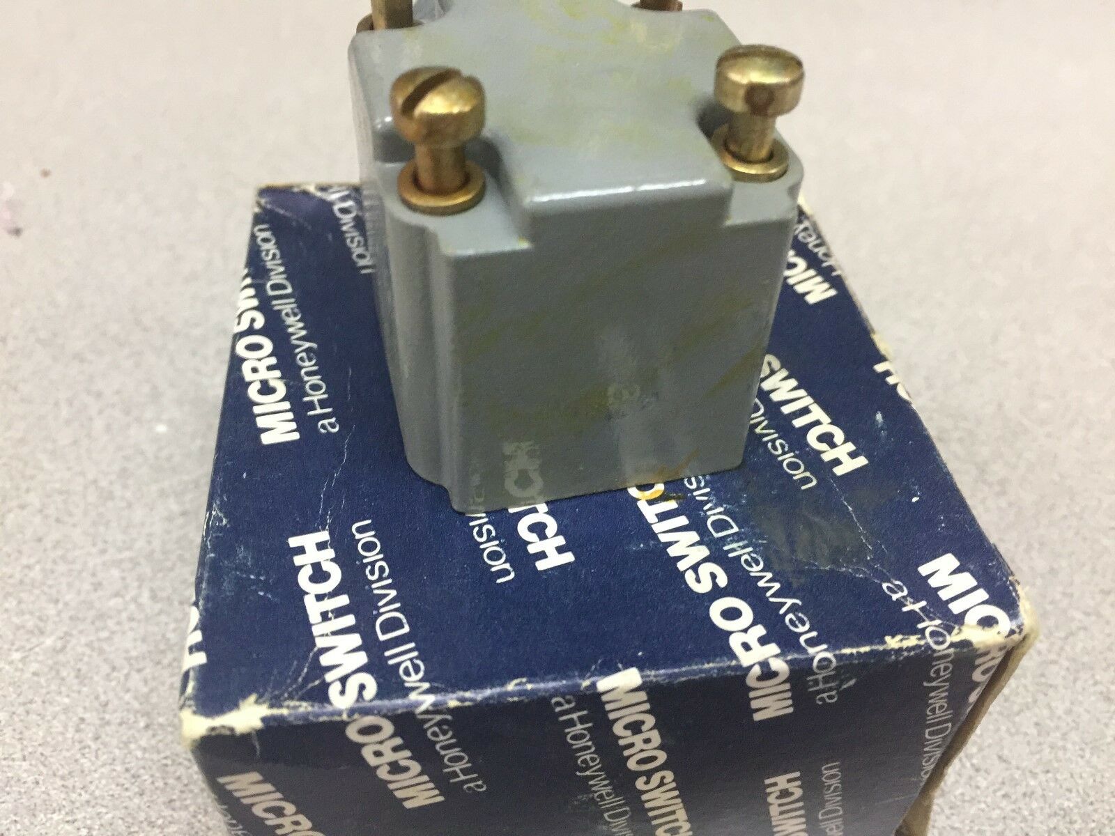 NEW IN BOX HONEYWELL LIMIT SWITCH HEAD 9PA14