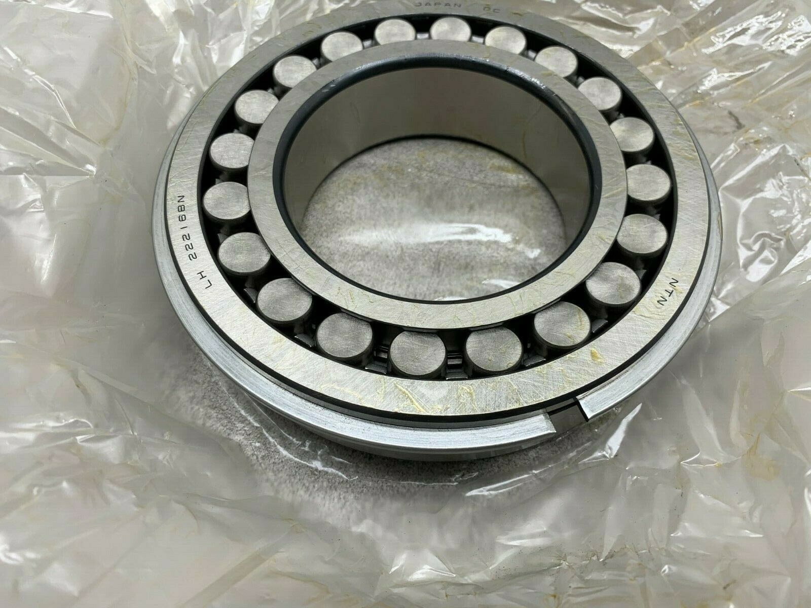 NEW IN BOX NTN SPHERICAL ROLLER BEARING LH-22216B NR