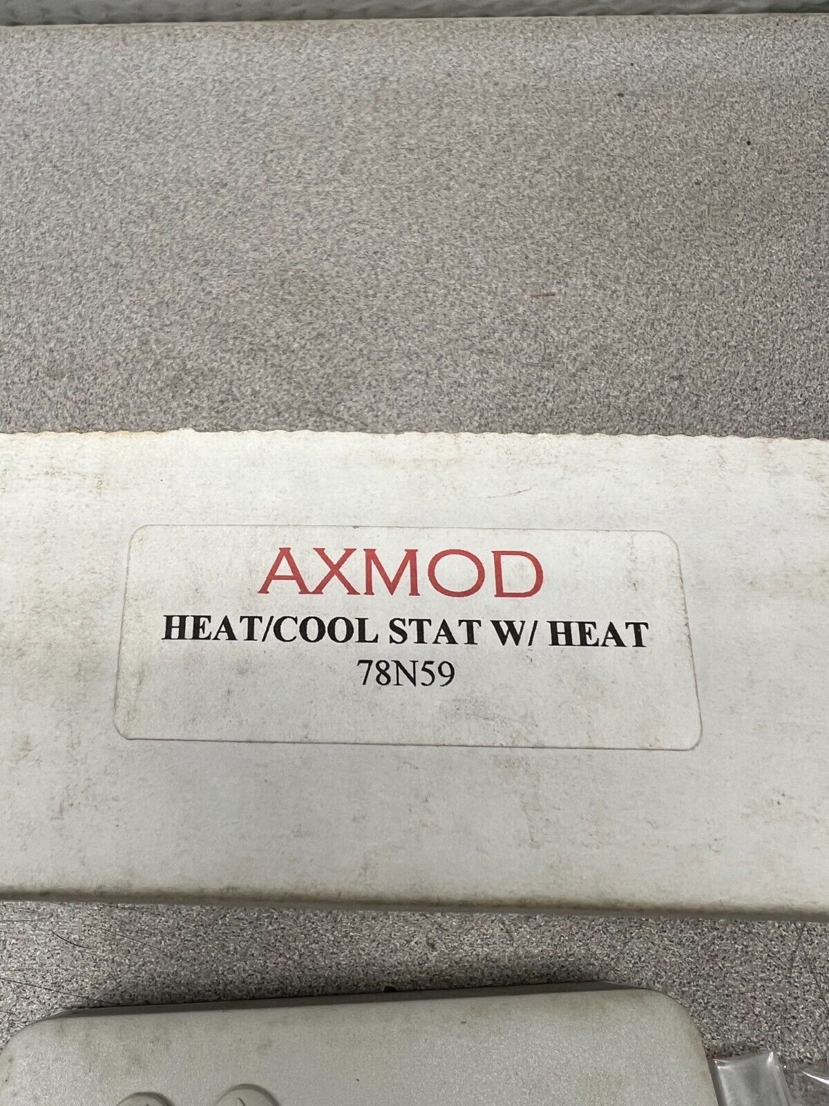 NEW IN BOX AXMOD HEAT/COOL STAT W/ HEAT 78N59