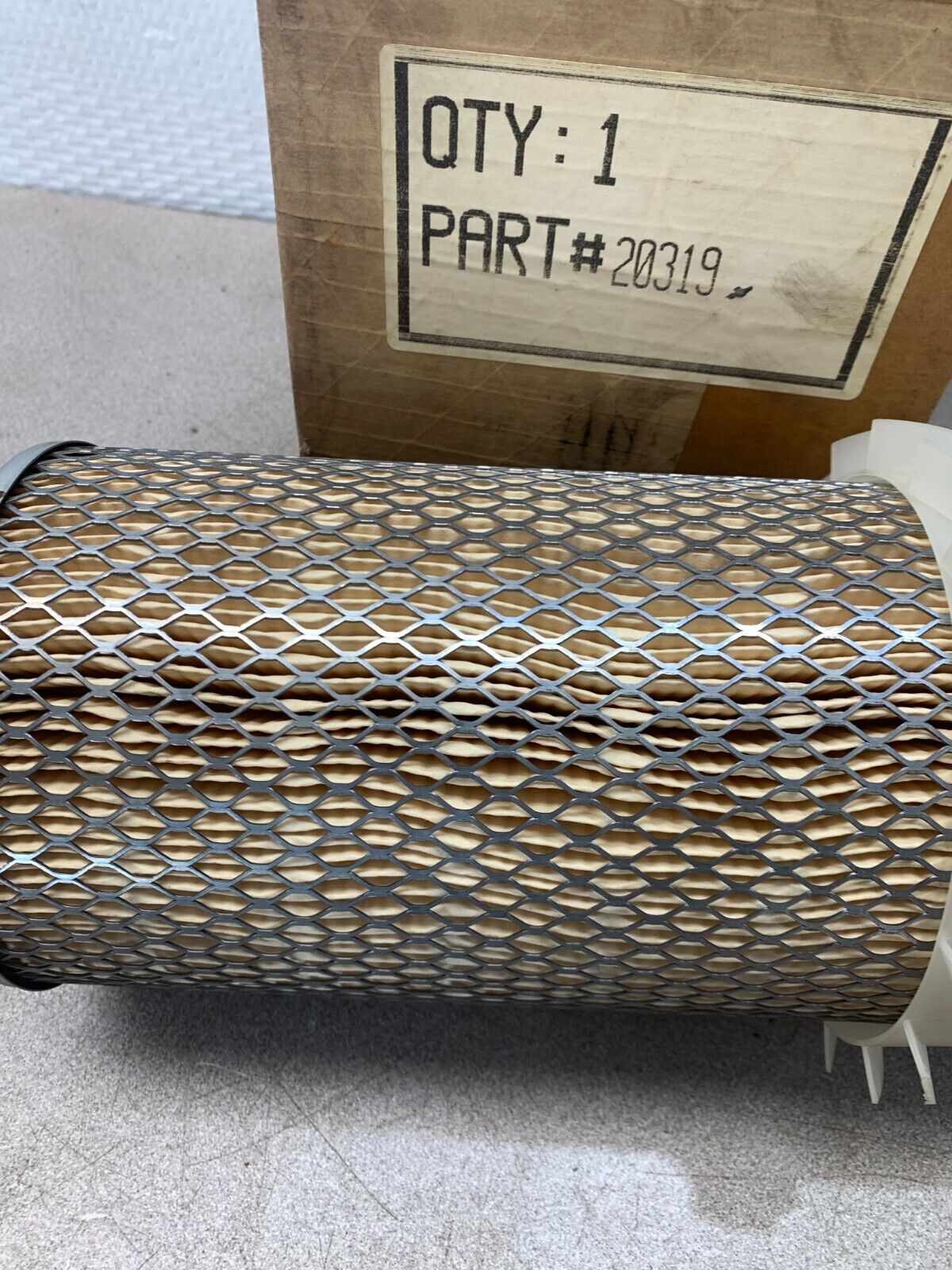 NEW IN BOX AIR FILTER 20319