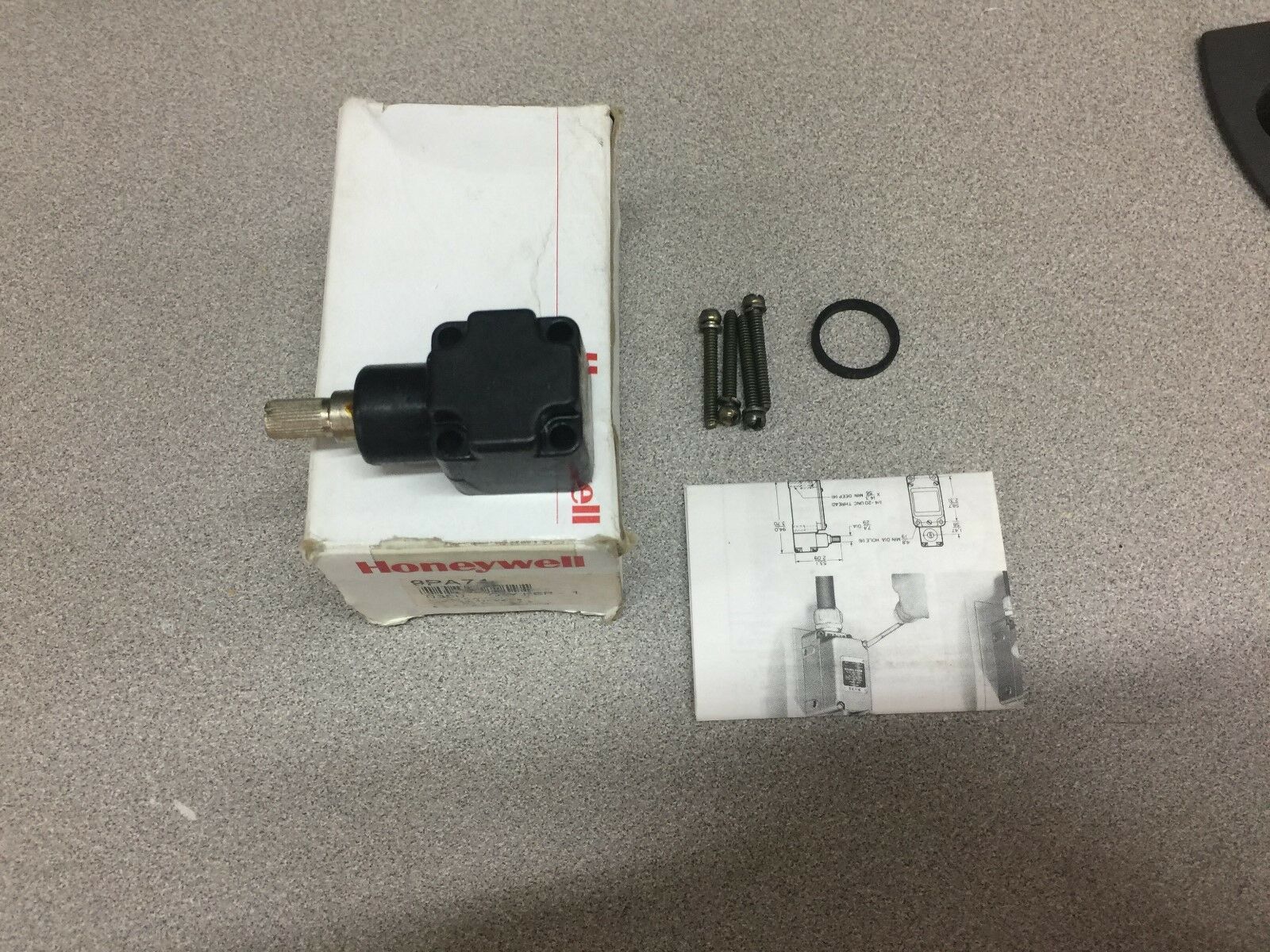 NEW IN BOX HONEYWELL LIMIT SWITCH HEAD 9PA74