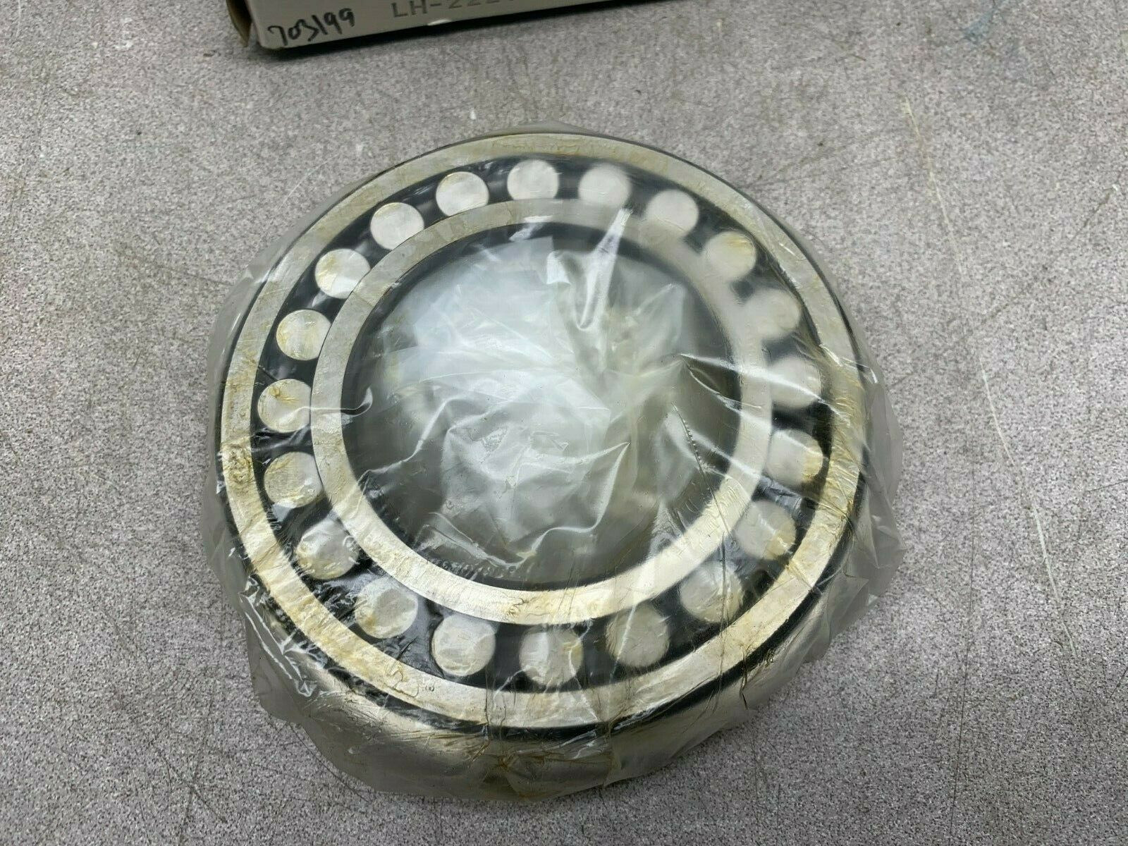 NEW IN BOX NTN SPHERICAL ROLLER BEARING LH-22216B NR