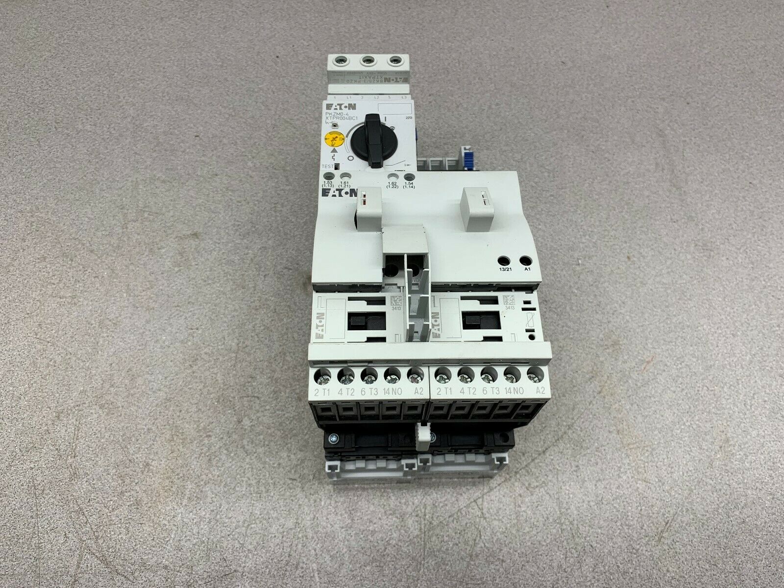 NEW TAKEOUT EATON MOTOR STARTER PKZM0-4 XTPR004BC1 WITH CONTACTORS SV 9340.260