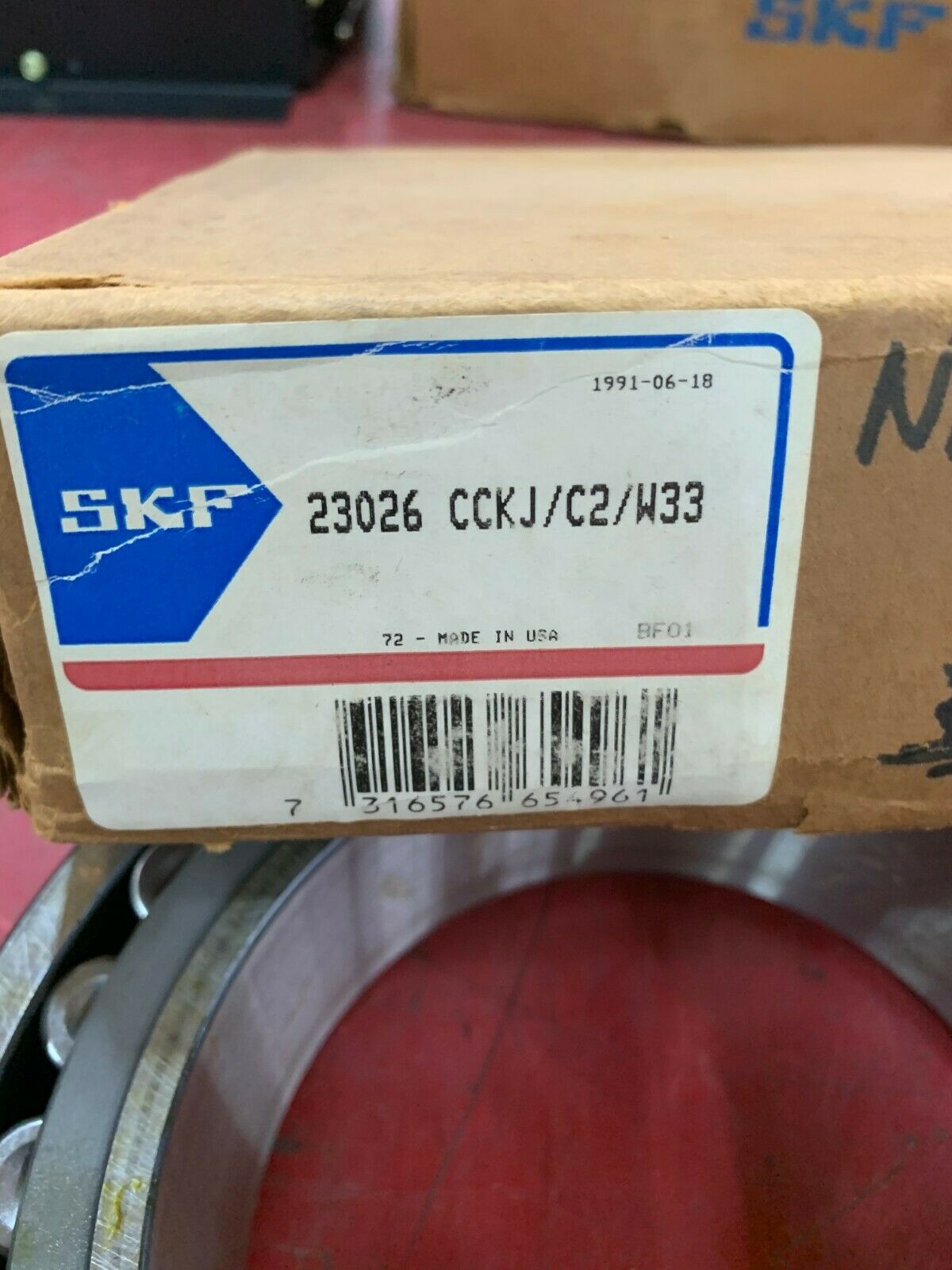 NEW IN BOX SKF SPHERICAL ROLLER BEARING 23026 CCKJ/C2/W33