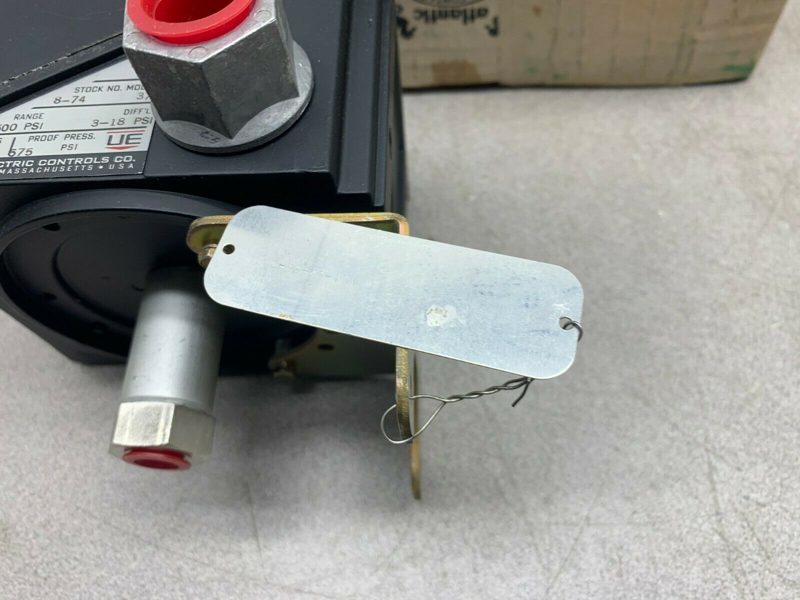 NEW IN BOX UNITED ELECTRIC PRESSURE SWITCH J302 8-74 376