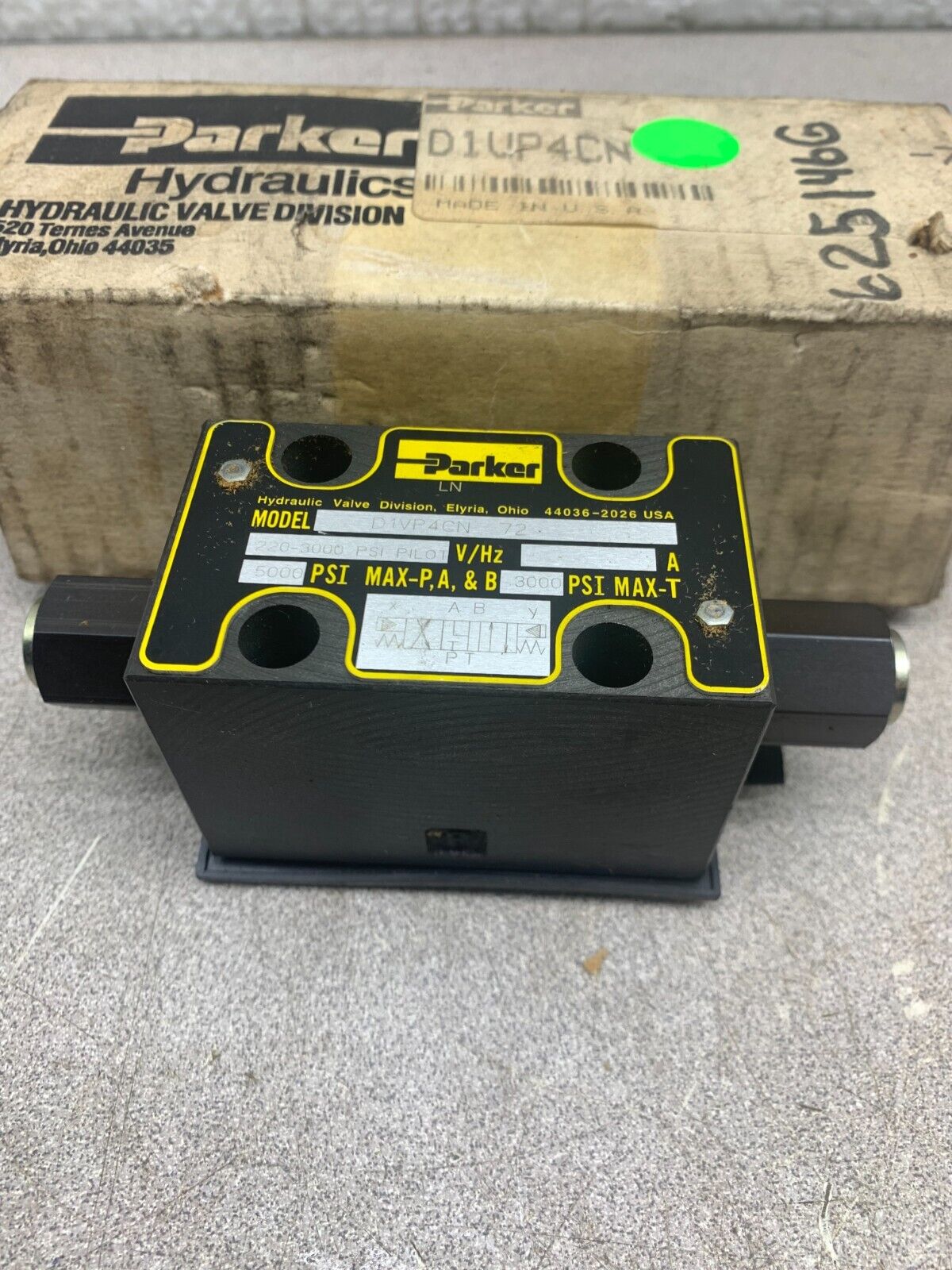 NEW IN BOX PARKER HYDRAULIC VALVE D1VP4CN 72