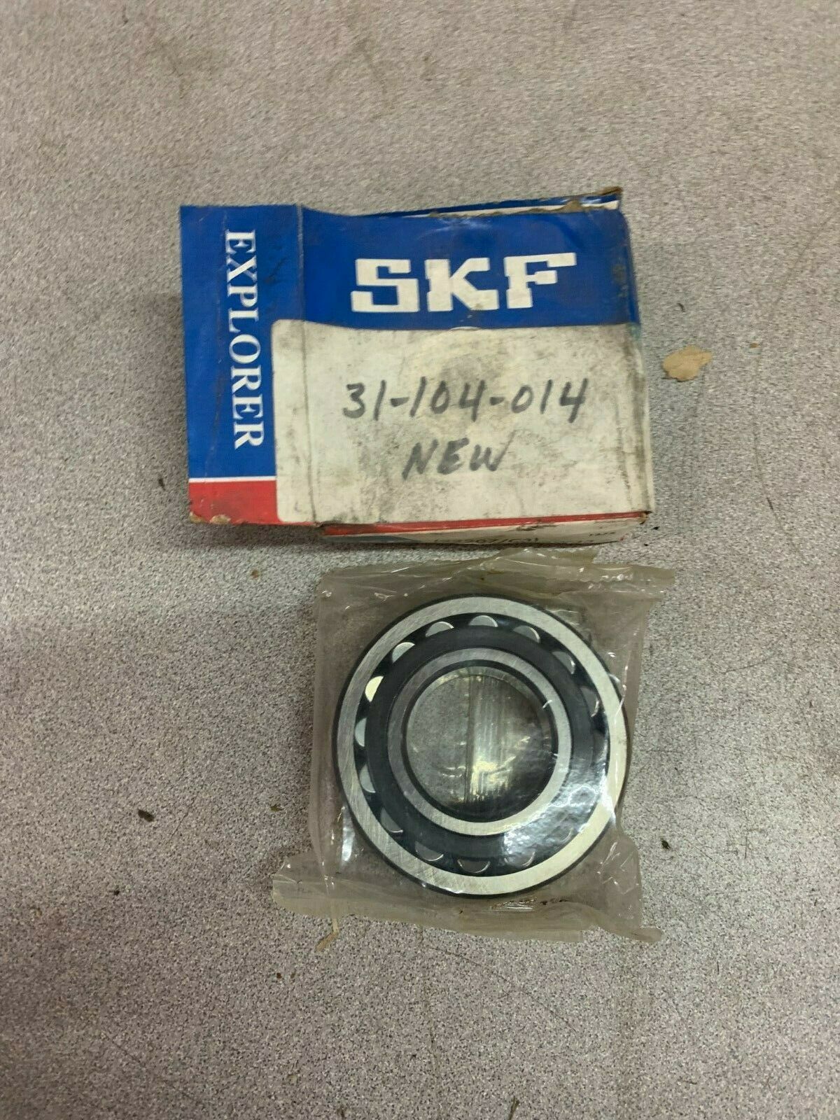 NEW IN BOX SKF ROLLER BEARING 22207 CC/C3W33