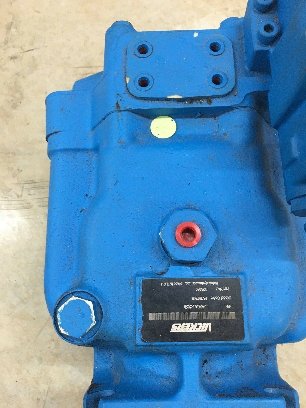 NEW NO BOX VICKERS 323050 HYDRAULIC PUMP PVH074R