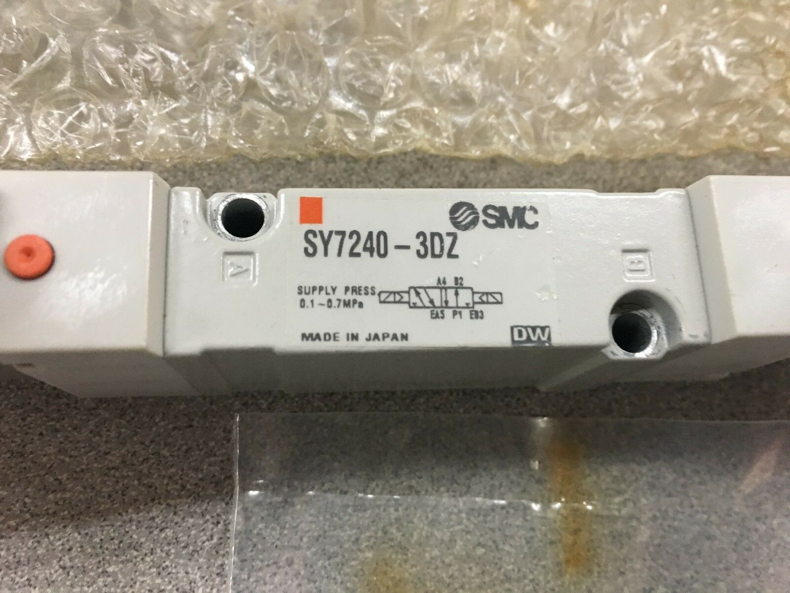 NEW NO BOX SMC SOLENOID VALVE SY7240-3DZ